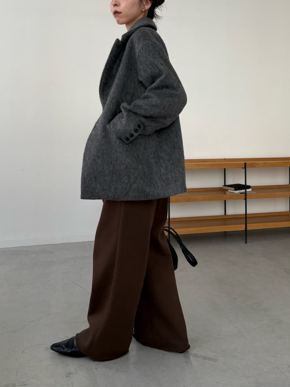 グレー系のその他アウター、ホワイト系のニット/セーター、ブラウン系のその他パンツを着用したレディースの秋コーディネートの3枚目の写真