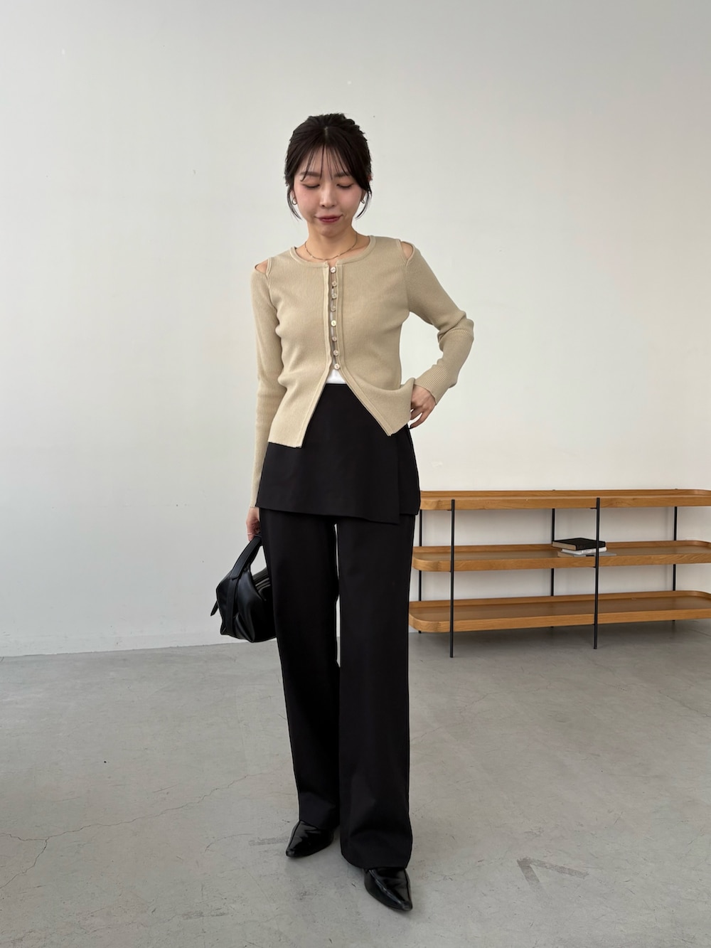 ベージュ系のカーディガン/ボレロ、ブラック系のその他パンツ、ブラック系のローファーを着用したレディースの冬コーディネートの2枚目の写真