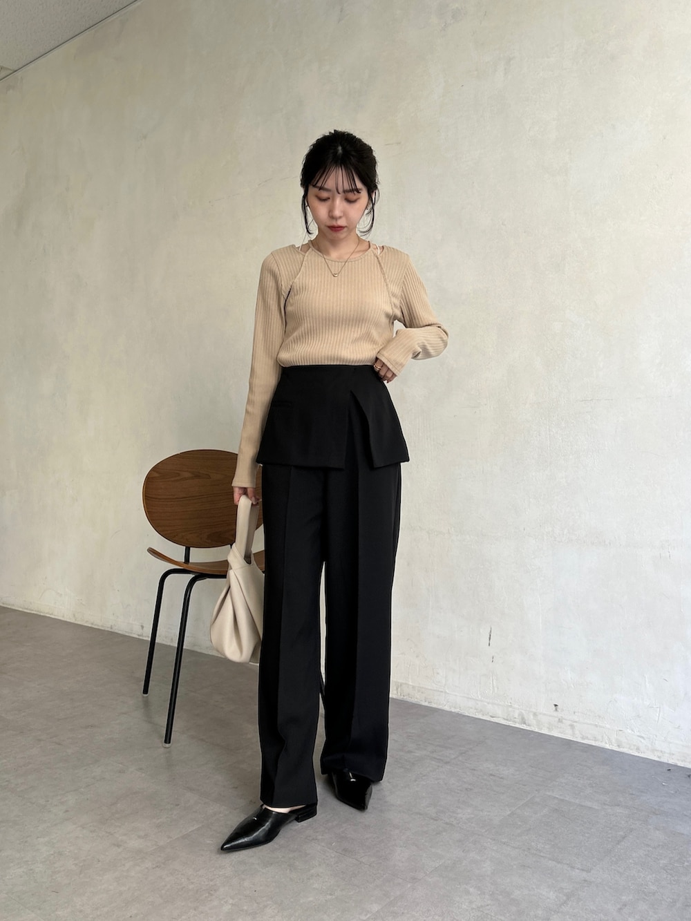 「春コーデ、春服みてみて、レイヤードスタイル、お出かけコーデ、シンプルコーデ、リブT、オトナ女子、大人カジュアル、春服、きれいめカジュアル」｜「CAPRICIEUX LE'MAGEのアメスリレイヤードリブＴ（Tシャツ/カットソー、ベージュ系）」を使った、mana_lemageさん（レディース・161cm）の春コーディネートの2枚目の写真