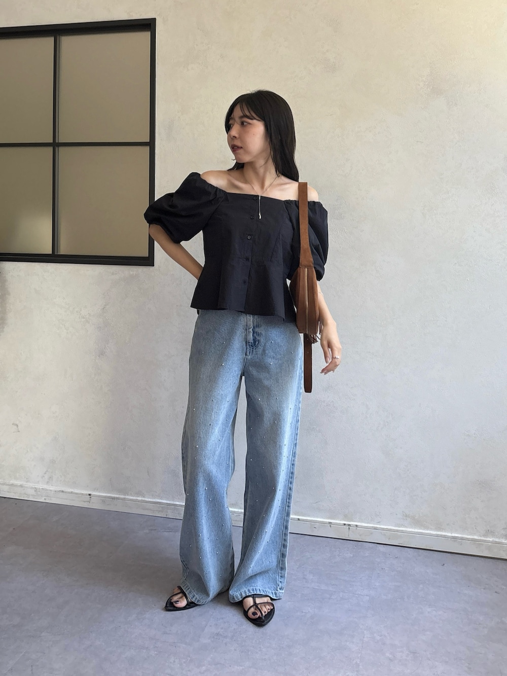 「デニム、オフショル、夏ルックで気分アップ、パフスリーブ、ブラウス、シンプルコーデ、夏コーデ、きれいめカジュアル、韓国ファッション、お出かけコーデ」｜「CAPRICIEUX LE'MAGEの【オフショルでも着られる】パフスリーブペプラムブラウス（シャツ/ブラウス、ブラック系）」を使った、mana_lemageさん（レディース・161cm）の夏コーディネートの2枚目の写真