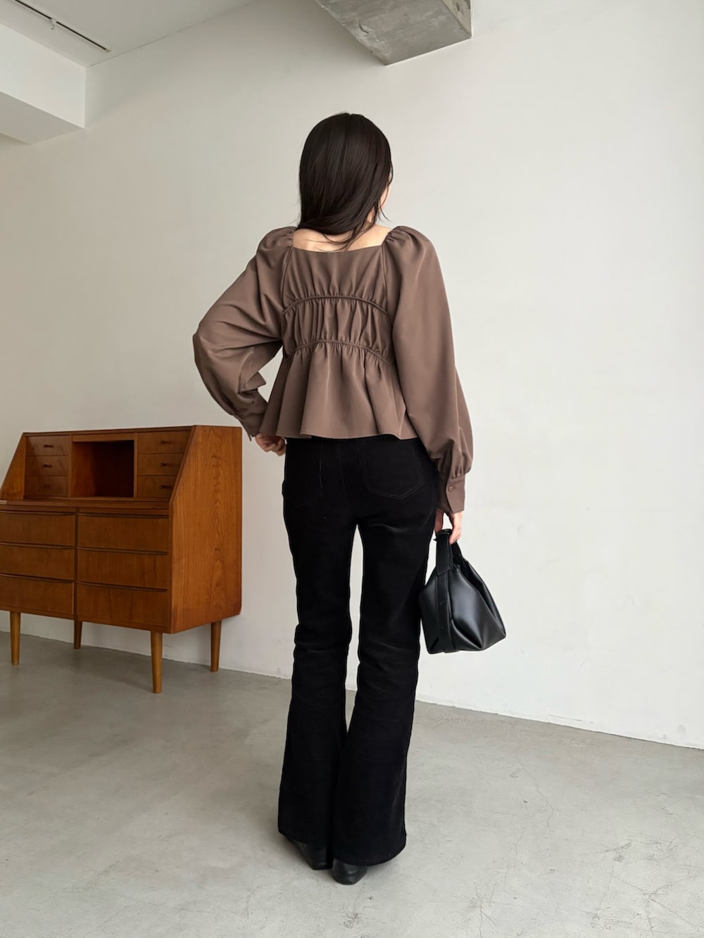 ブラック系のその他パンツ、ブラウン系のシャツ/ブラウス、ブラック系のショルダーバッグを着用したレディースの秋コーディネートの3枚目の写真