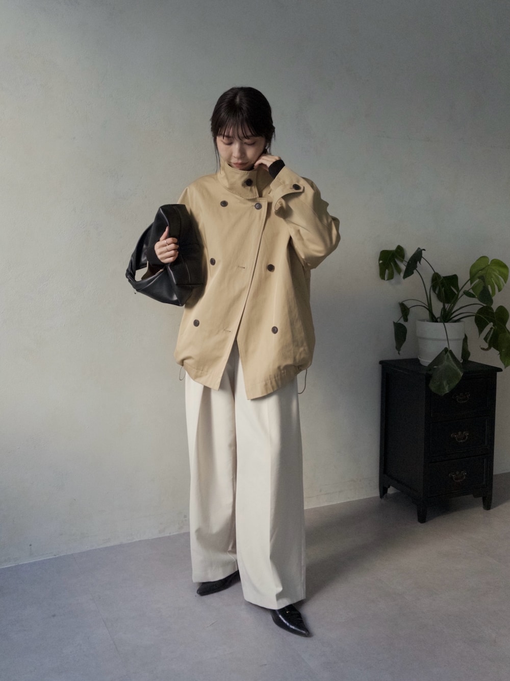 「トレンチコート、ミドル丈、ワイドパンツ、淡色コーデ、きれいめカジュアル、お出かけコーデ、春コーデ、大人カジュアル、オトナ女子、ゆるコーデ」｜「CAPRICIEUX LE'MAGEの【サイズ展開あり】ミドルトレンチコート（その他アウター、ベージュ系）」を使った、mana_lemageさん（レディース・161cm）の冬コーディネートの2枚目の写真