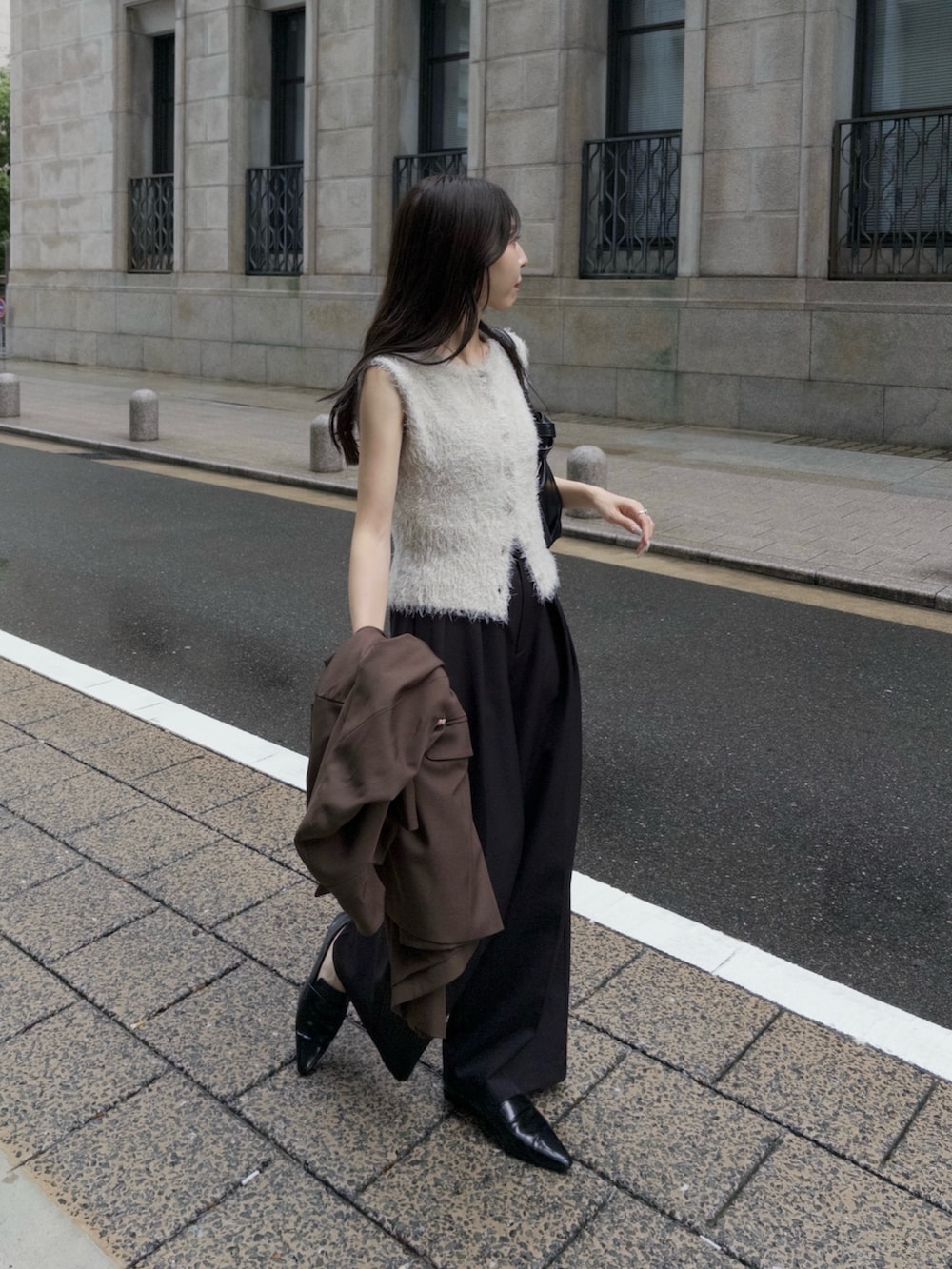「秋服準備はじめました、ジャケット、ブラウン、ベスト、フェザーニット、ワイドパンツ、レイヤードスタイル、お出かけコーデ、秋コーデ、ニットベスト、きれいめカジュアル」｜「CAPRICIEUX LE'MAGEのWテーラージャケット（テーラードジャケット、ブラウン系）」を使った、mana_lemageさん（レディース・161cm）の秋コーディネートの3枚目の写真