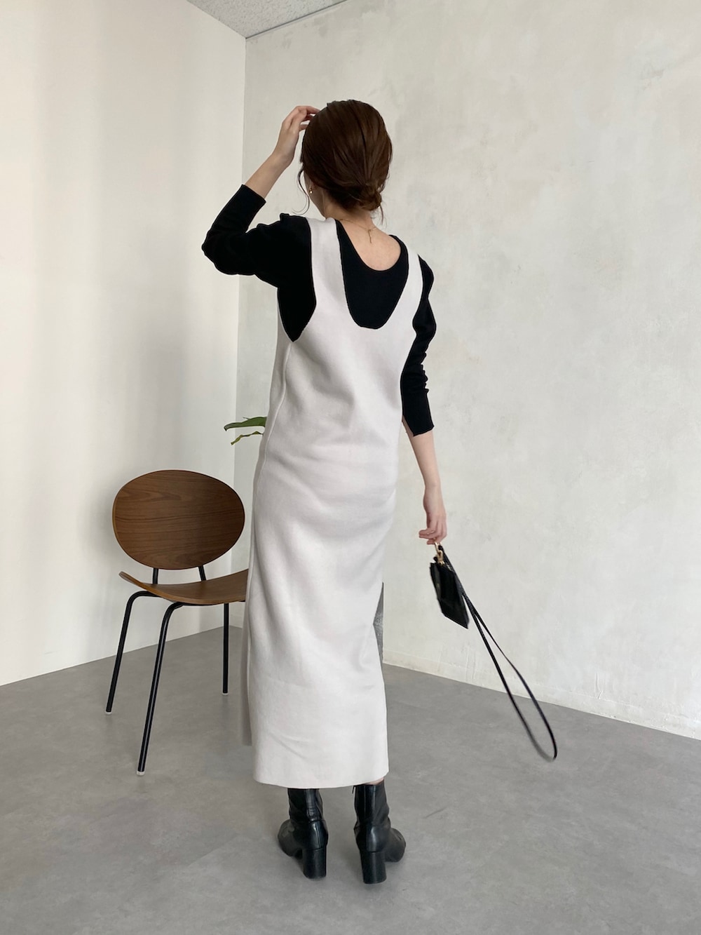 ブラック系のTシャツ/カットソー、ホワイト系のニット/セーター、ホワイト系のワンピースを着用したレディースの冬コーディネートの3枚目の写真