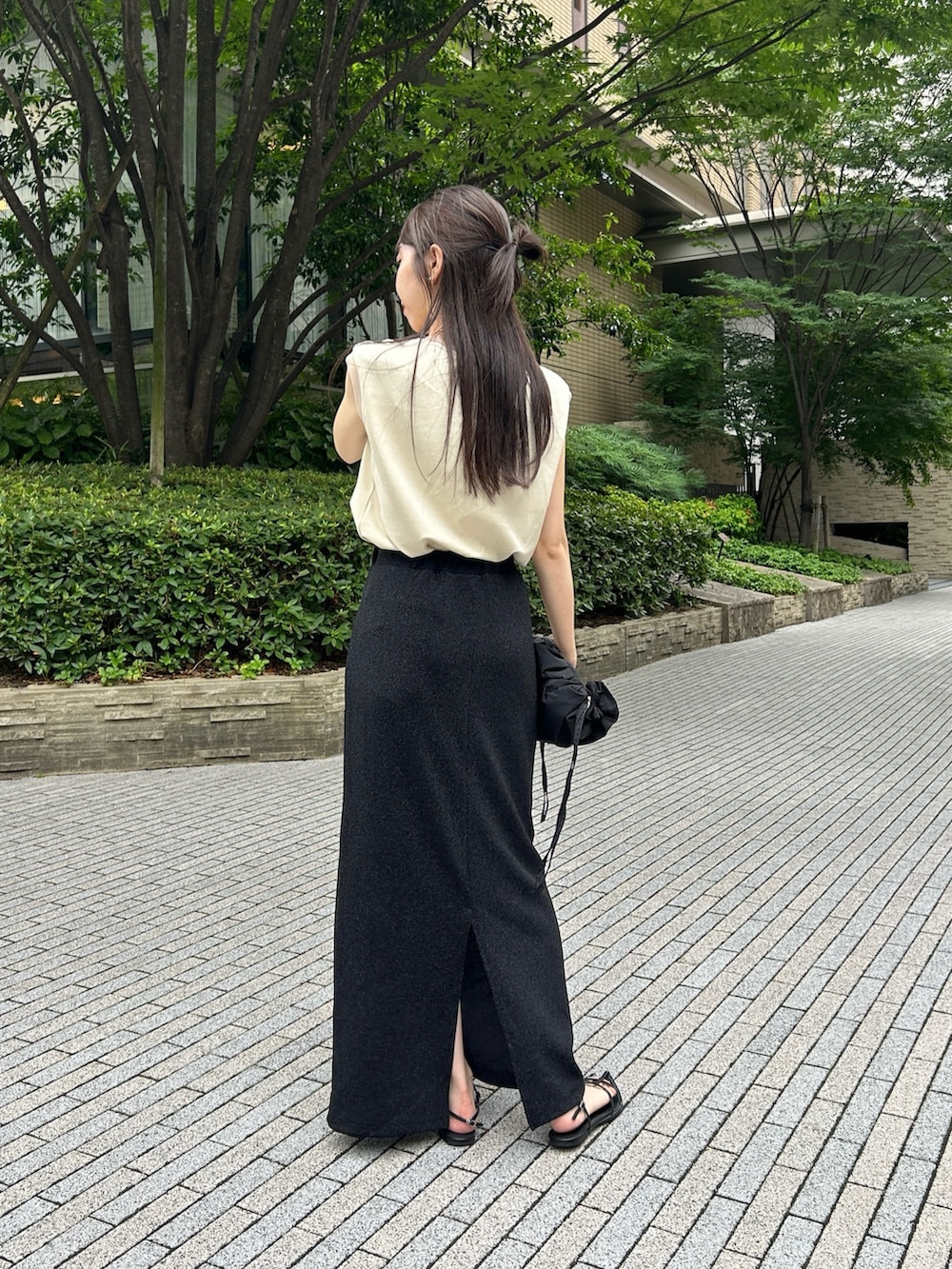 「ロゴT、Tシャツ、きれいめカジュアル、夏コーデ、さらっと晴れやかスナップ、サンダル、夏だ！Tシャツ着よう！、お出かけコーデ、大人カジュアル、オトナ女子、ラメ、タイトスカート」｜「CAPRICIEUX LE'MAGEの1ポイントノースリーブTシャツ（Tシャツ/カットソー、ベージュ系）」を使った、mana_lemageさん（レディース・161cm）の夏コーディネートの3枚目の写真
