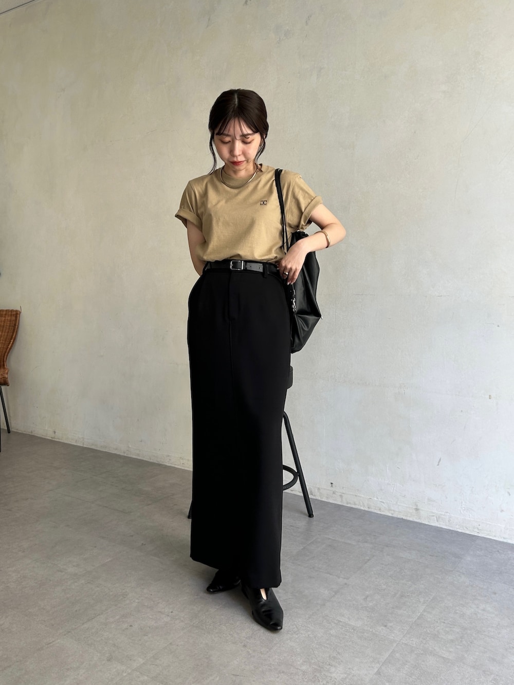 「春のおしゃ見えテクニック、春服みてみて、お出かけコーデ、大人カジュアル、休日スタイル、Tシャツ、ロゴT、タイトスカート、オトナ女子、スポーツミックス」｜「CAPRICIEUX LE'MAGEのLE'MAGE 1ポイントＴシャツ（Tシャツ/カットソー、ベージュ系）」を使った、mana_lemageさん（レディース・161cm）の春コーディネートの2枚目の写真