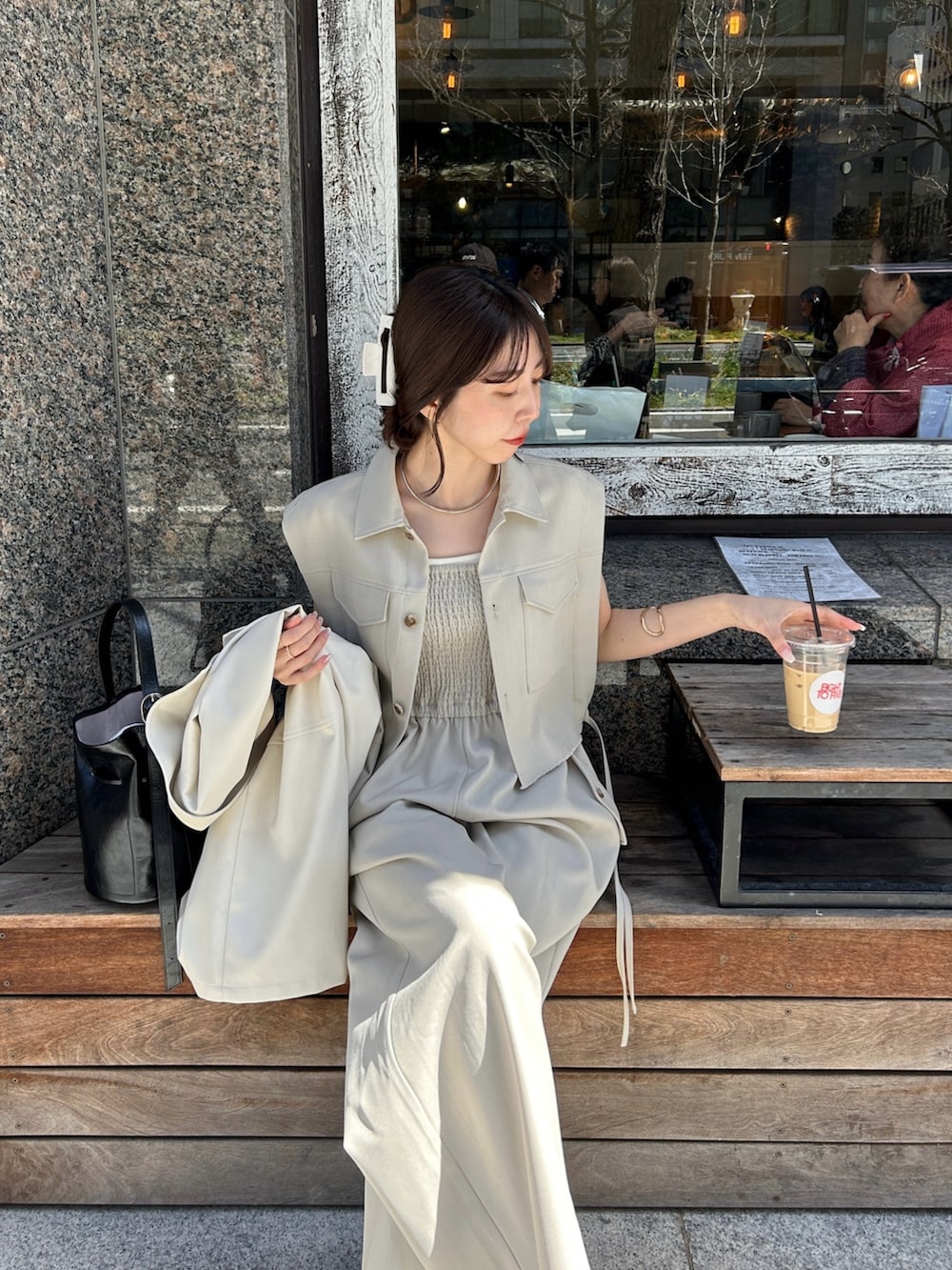 「淡色コーデ、お出かけコーデ、きれいめカジュアル、春夏コーデ、休日スタイル、ベージュ、ベスト、ロンパース、セットアップ、大人カジュアル、オトナ女子」｜「CAPRICIEUX LE'MAGEのBOXシャツベスト（ジャケット/アウター、ベージュ系）」を使った、mana_lemageさん（レディース・161cm）の春コーディネートの2枚目の写真