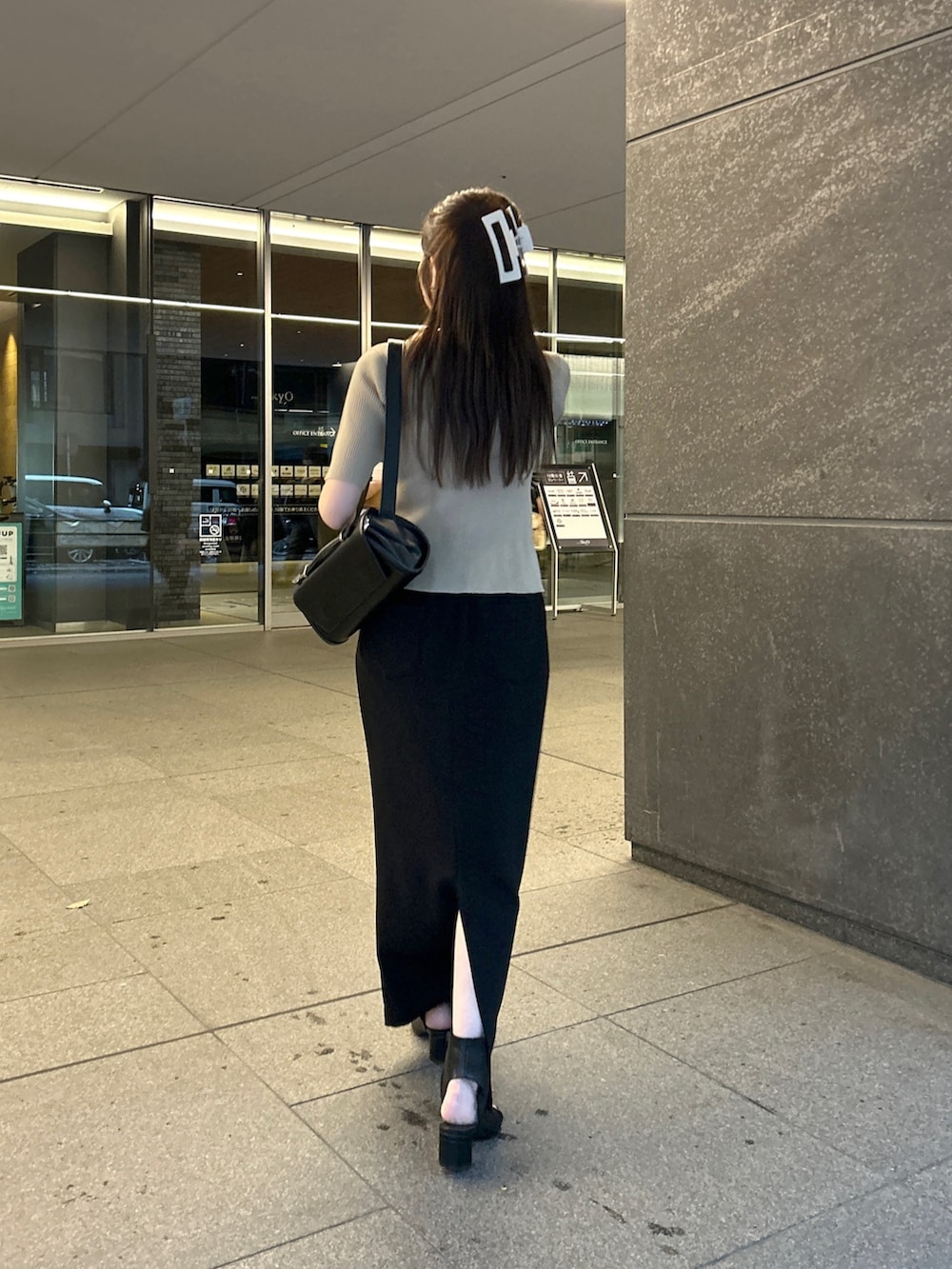 「カーディガン、タイトスカート、大人カジュアル、きれいめカジュアル、休日スタイル、お出かけコーデ、韓国ファッション、春コーデ、春服、シンプルコーデ」｜「CAPRICIEUX LE'MAGEの2WAY前立てボタンカーディガン（カーディガン/ボレロ、ベージュ系）」を使った、mana_lemageさん（レディース・161cm）の春コーディネートの2枚目の写真