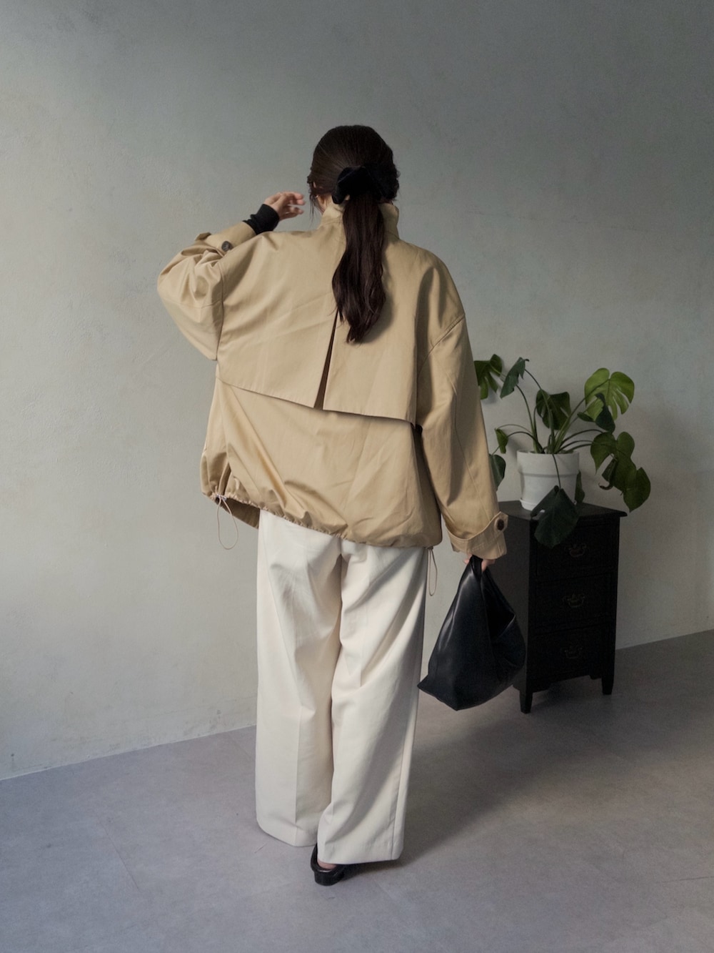 「トレンチコート、ミドル丈、ワイドパンツ、淡色コーデ、きれいめカジュアル、お出かけコーデ、春コーデ、大人カジュアル、オトナ女子、ゆるコーデ」｜「CAPRICIEUX LE'MAGEの【サイズ展開あり】ミドルトレンチコート（その他アウター、ベージュ系）」を使った、mana_lemageさん（レディース・161cm）の冬コーディネートの3枚目の写真