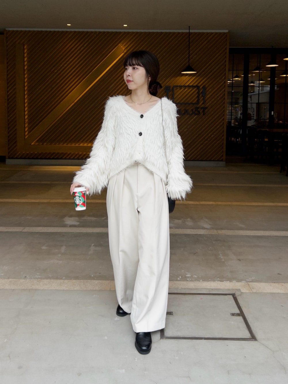 「冬コーデ、ホワイトコーデ、クリスマスに着たい服、マイベストコーデ2024、ニット、カーディガン、休日スタイル、きれいめカジュアル、大人カジュアル、オトナ女子」｜「CAPRICIEUX LE'MAGEのフリンジVカーディガン（カーディガン/ボレロ、ホワイト系）」を使った、mana_lemageさん（レディース・161cm）の冬コーディネートの2枚目の写真