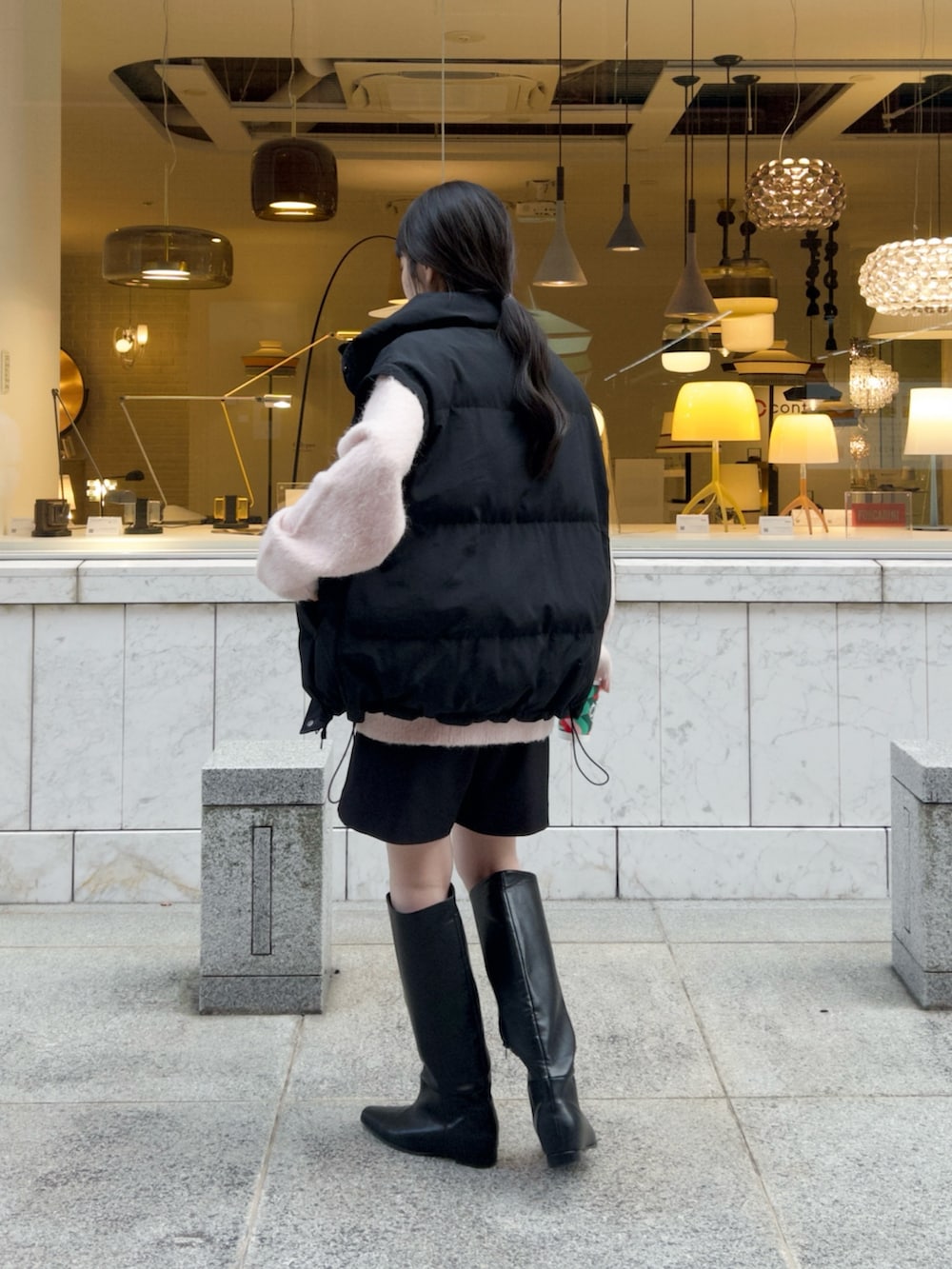 「ベスト、冬コーデ、お出かけコーデ、冬アウター、韓国ファッション、ニット、ハーフパンツ、ロングブーツ、ピンク、大人カジュアル、オトナ女子」｜「CAPRICIEUX LE'MAGEの【セットアップ対応】ジャケット風カーディガン（カーディガン/ボレロ、ピンク系）」を使った、mana_lemageさん（レディース・161cm）の秋コーディネートの3枚目の写真
