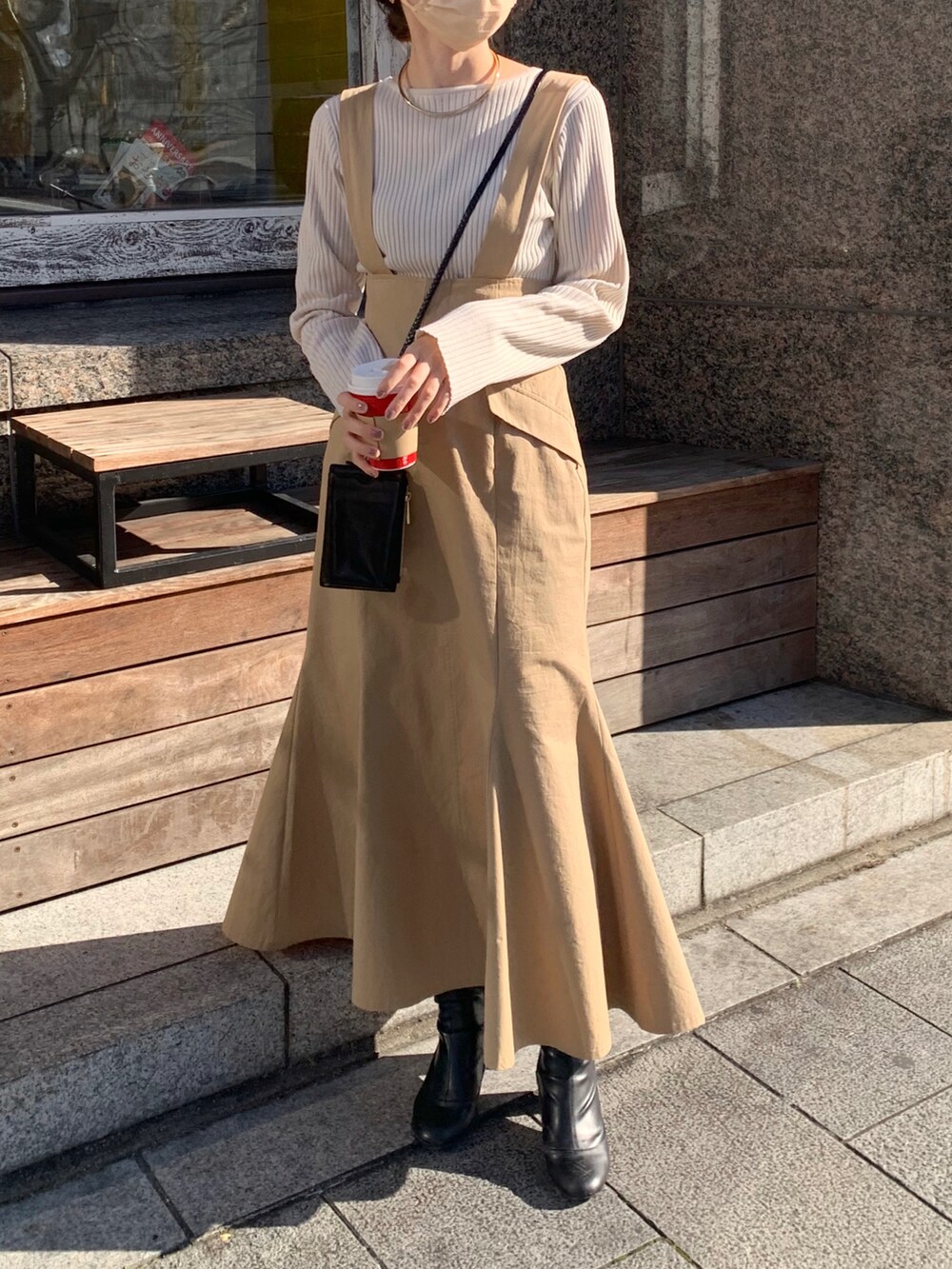 「私の推しブランド、マーメイドスカート、ジャンスカ、ベージュ、淡色コーデ、レイヤードスタイル、オトナ女子、きれいめカジュアル、ワントーンコーデ、シンプルコーデ」｜「CAPRICIEUX LE'MAGEのハイウエストマーメイドジャンスカ（スカート、ベージュ系）」を使った、mana_lemageさん（レディース・161cm）の冬コーディネートの2枚目の写真