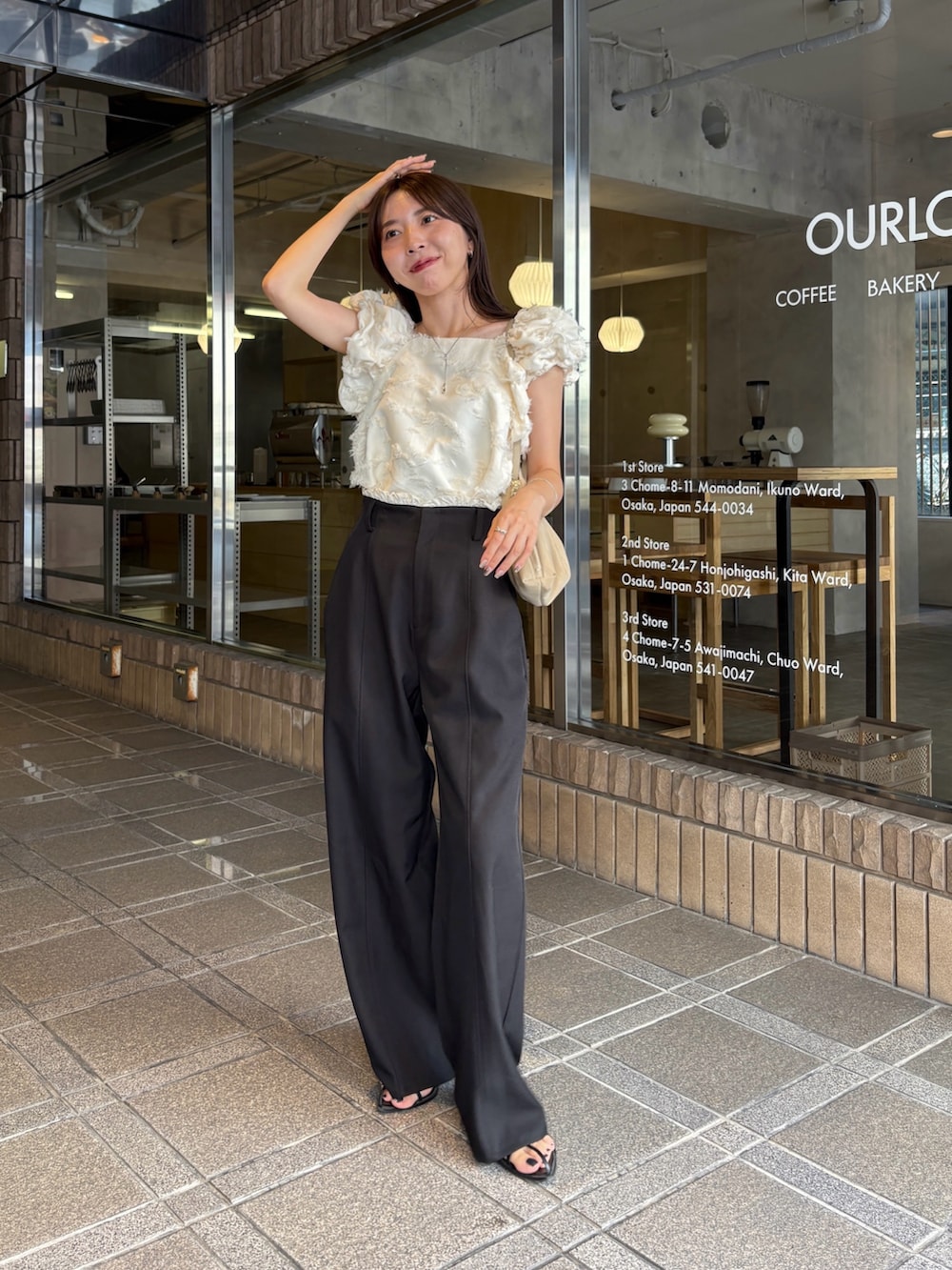「ジャガード、きれいめカジュアル、夏コーデ、韓国ファッション、お出かけコーデ、フリルパンツ、モノトーン、休日スタイル、ビスチェ、オトナ女子、キレイめ、デートコーデ」｜「CAPRICIEUX LE'MAGEのジャガードパフショルダートップス（シャツ/ブラウス、ホワイト系）」を使った、mana_lemageさん（レディース・161cm）の夏コーディネートの2枚目の写真