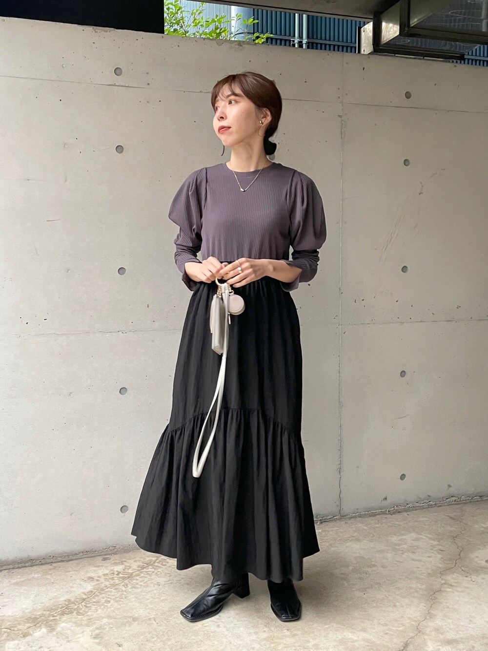 「ワントーンコーデ、ワンピース、オトナ女子、オトナカジュアル、休日スタイル、私の推しブランド、ロングワンピース、パフスリーブ、ドッキングワンピ、ギャザースカート」｜「CAPRICIEUX LE'MAGEのドッキングギャザーワンピース（ワンピース、グレー系）」を使った、mana_lemageさん（レディース・161cm）の冬コーディネートの2枚目の写真
