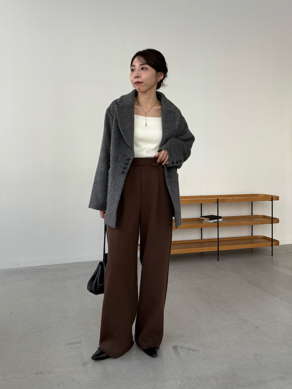 グレー系のその他アウター、ホワイト系のニット/セーター、ブラウン系のその他パンツを着用したレディースの秋コーディネートの2枚目の写真