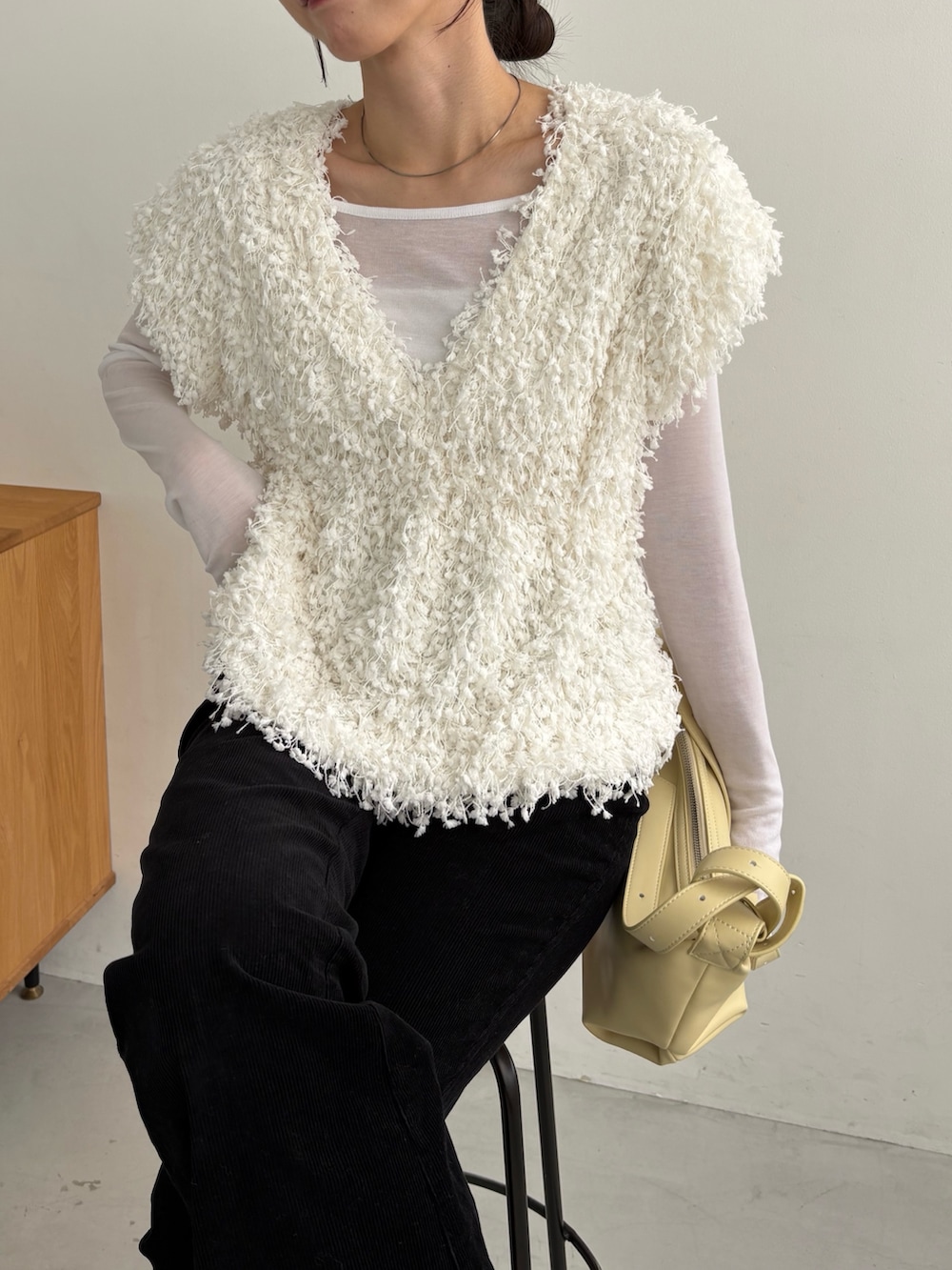 ブラック系のシャツ/ブラウス、ホワイト系のTシャツ/カットソー、ブラック系のローファーを着用したレディースの秋コーディネートの2枚目の写真