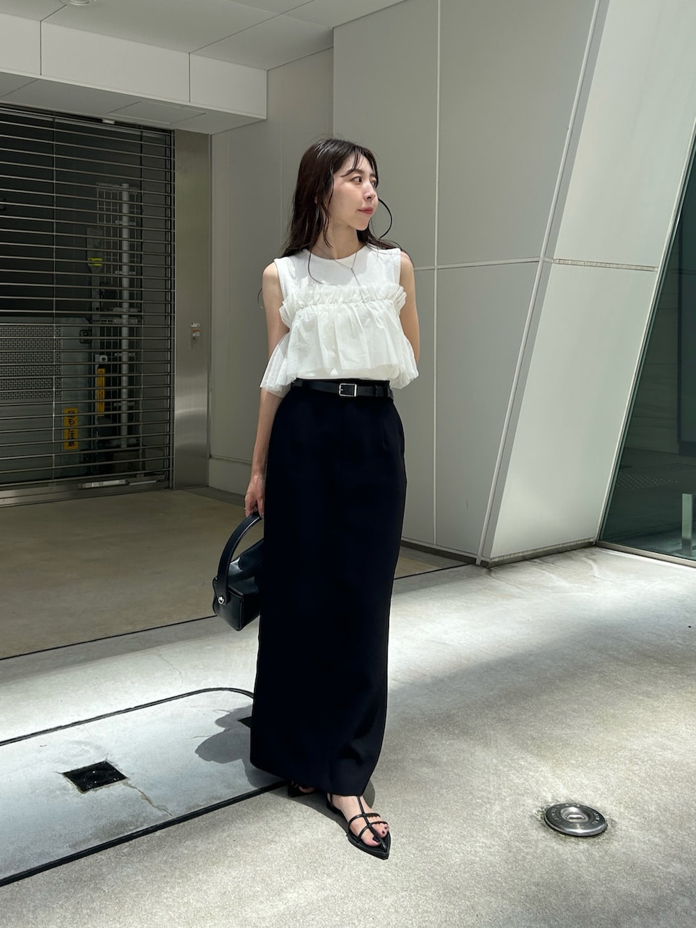 「休日スタイル、きれいめカジュアル、シンプル、夏コーデ、モノトーン、チュール、ノースリーブ、タイトスカート、オトナ女子、サンダル」｜「CAPRICIEUX LE'MAGEのベアチュールドッキングニット（ニット/セーター、ホワイト系）」を使った、mana_lemageさん（レディース・161cm）の夏コーディネートの2枚目の写真