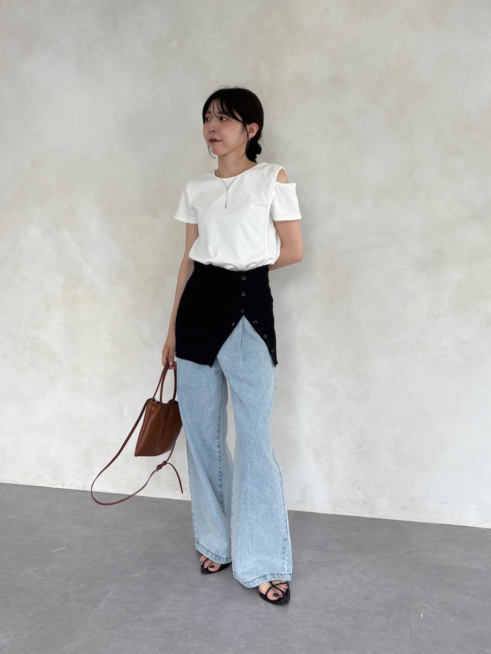 「ワイドパンツ、サンダル、白Tシャツ、お出かけコーデ、レイヤードスタイル、韓国ファッション、デニム、ビスチェ、大人カジュアル、オトナ女子、スリット、夏コーデ」|「CAPRICIEUX LE'MAGEのビスチェSETアシメTシャツ(Tシャツ/カットソー、ホワイト系)」を使った、mana_lemageさん(レディース・161cm)の春コーディネートの2枚目の写真