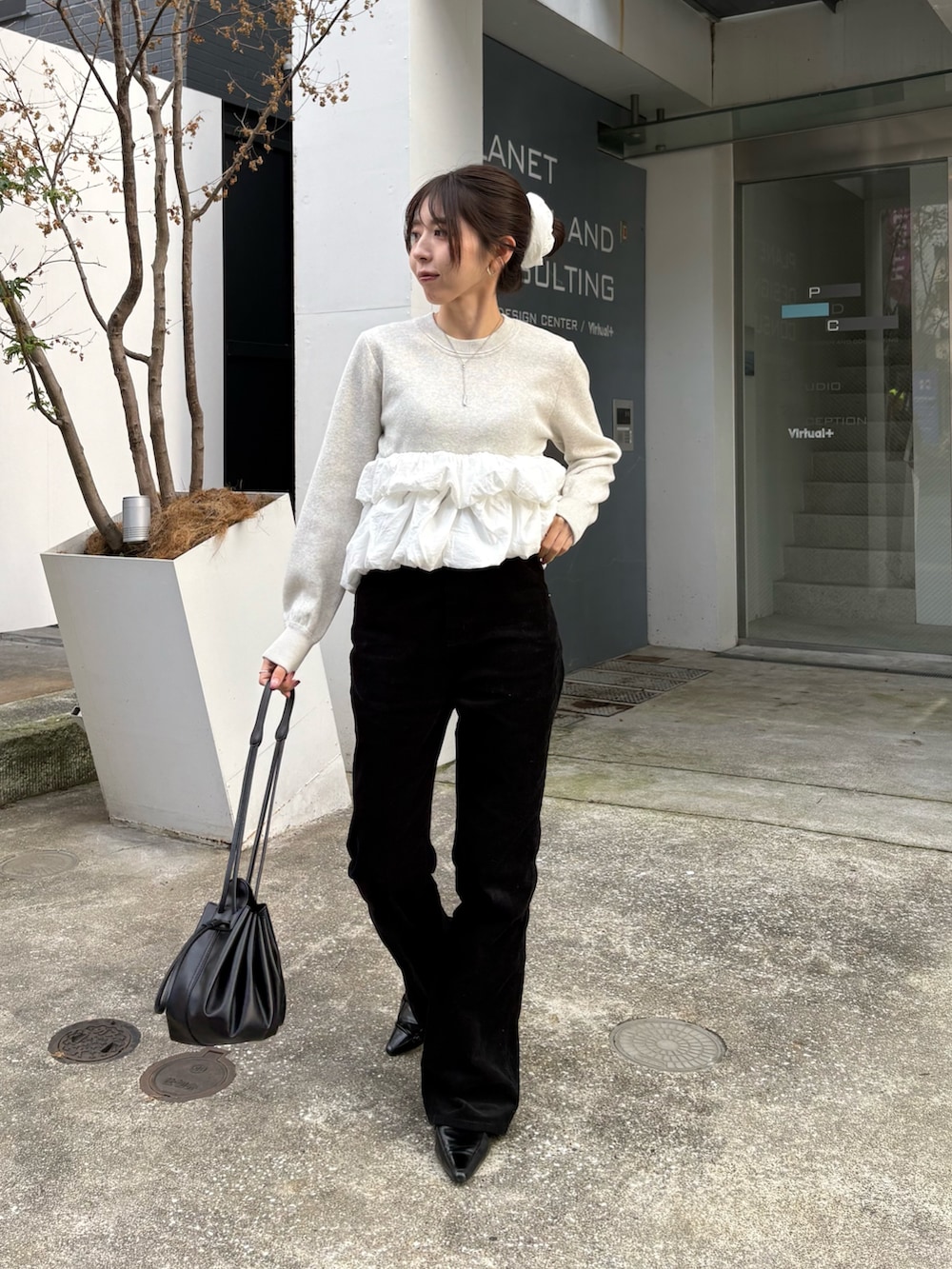 グレー系のニット/セーター、ブラック系のその他パンツ、ブラック系のショルダーバッグを着用したレディースの秋コーディネートの2枚目の写真