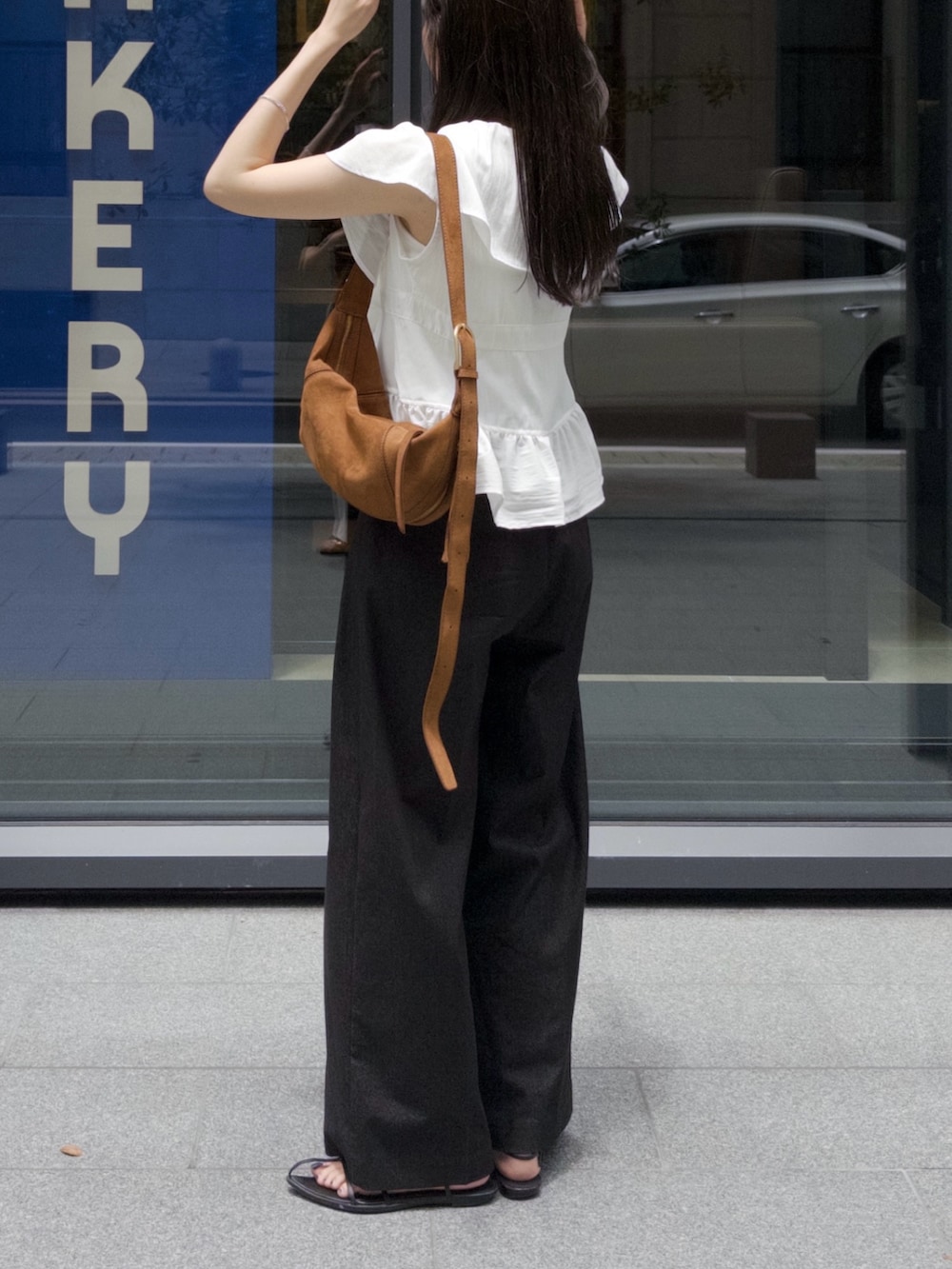 「モノトーン、ブラウス、ワイドパンツ、夏ルックで気分アップ、休日スタイル、フリルトップス、きれいめカジュアル、夏コーデ、韓国ファッション、ショルダーバッグ、お出かけコーデ」｜「CAPRICIEUX LE'MAGEのフリルカラーブラウス（シャツ/ブラウス、ホワイト系）」を使った、mana_lemageさん（レディース・161cm）の夏コーディネートの3枚目の写真