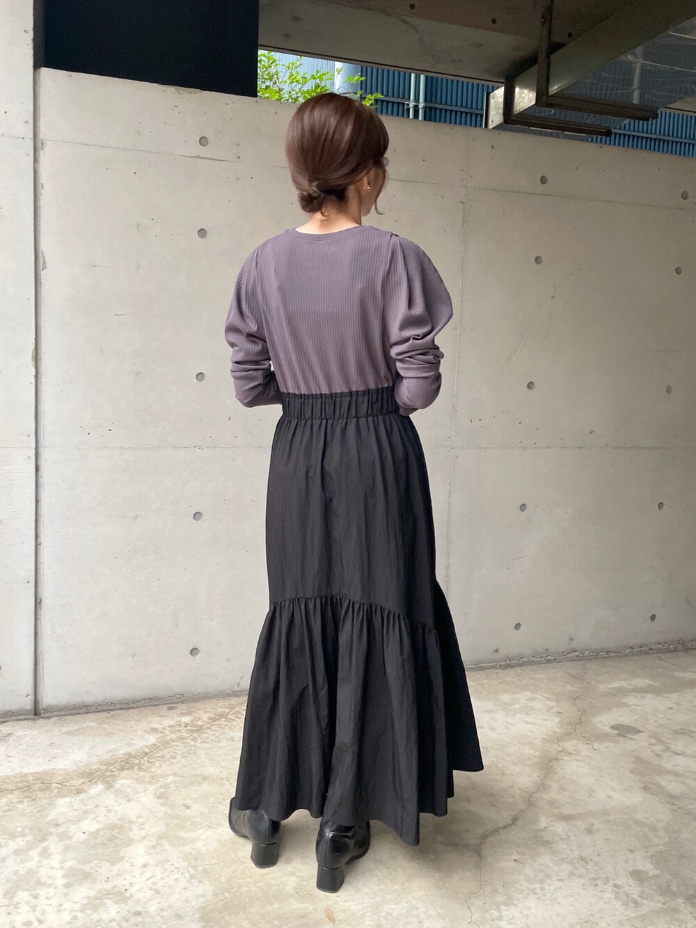 「ワントーンコーデ、ワンピース、オトナ女子、オトナカジュアル、休日スタイル、私の推しブランド、ロングワンピース、パフスリーブ、ドッキングワンピ、ギャザースカート」｜「CAPRICIEUX LE'MAGEのドッキングギャザーワンピース（ワンピース、グレー系）」を使った、mana_lemageさん（レディース・161cm）の冬コーディネートの3枚目の写真