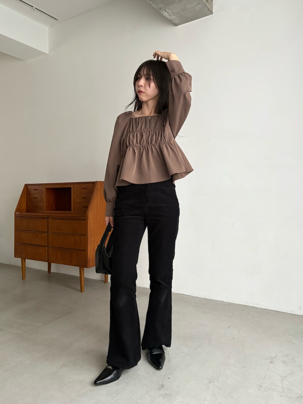 ブラック系のその他パンツ、ブラウン系のシャツ/ブラウス、ブラック系のショルダーバッグを着用したレディースの秋コーディネートの2枚目の写真