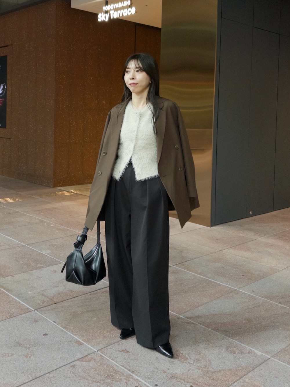 「秋服準備はじめました、ジャケット、ブラウン、ベスト、フェザーニット、ワイドパンツ、レイヤードスタイル、お出かけコーデ、秋コーデ、ニットベスト、きれいめカジュアル」｜「CAPRICIEUX LE'MAGEのWテーラージャケット（テーラードジャケット、ブラウン系）」を使った、mana_lemageさん（レディース・161cm）の秋コーディネートの2枚目の写真