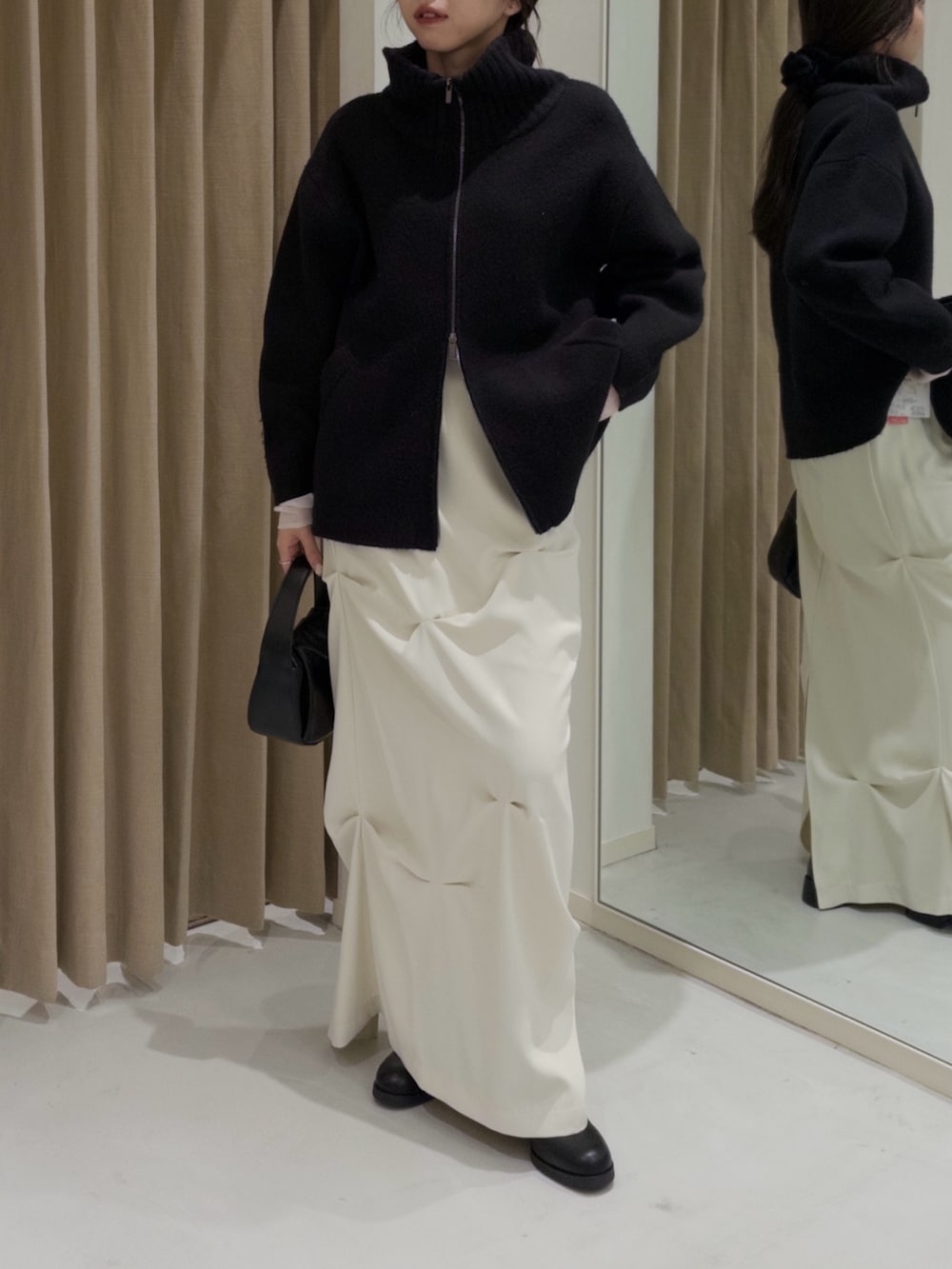 「冬コーデ、マイベストコーデ2024、ニット、クリスマスに着たい服、休日スタイル、きれいめカジュアル、レイヤードスタイル、モノトーン、タイトスカート、ハーフジップ、オトナ女子、クリスマスコーデ」|「CAPRICIEUX LE'MAGEの【サイズ展開あり】Wフェイスリブカラーハーフコート(その他アウター、ブラック系)」を使った、mana_lemageさん(レディース・161cm)の冬コーディネートの2枚目の写真