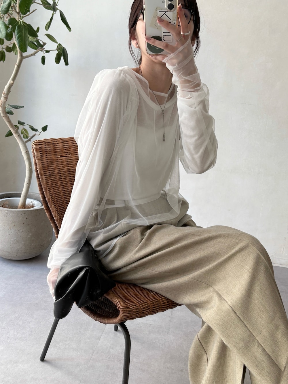 「休日スタイル、チュール、レイヤードスタイル、今日のコーデ、メガネ女子、シンプルコーデ、淡色コーデ、春色、きれいめカジュアル、大人カジュアル、オトナ女子」｜「CAPRICIEUX LE'MAGEの2SETチュールロンT（Tシャツ/カットソー、ホワイト系）」を使った、mana_lemageさん（レディース・161cm）の春コーディネートの3枚目の写真
