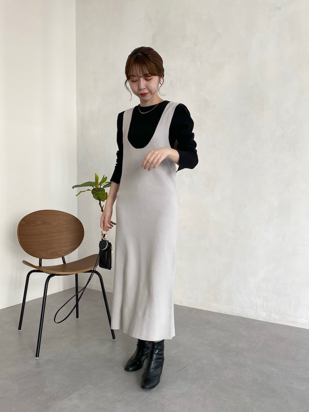 ブラック系のTシャツ/カットソー、ホワイト系のニット/セーター、ホワイト系のワンピースを着用したレディースの冬コーディネートの2枚目の写真