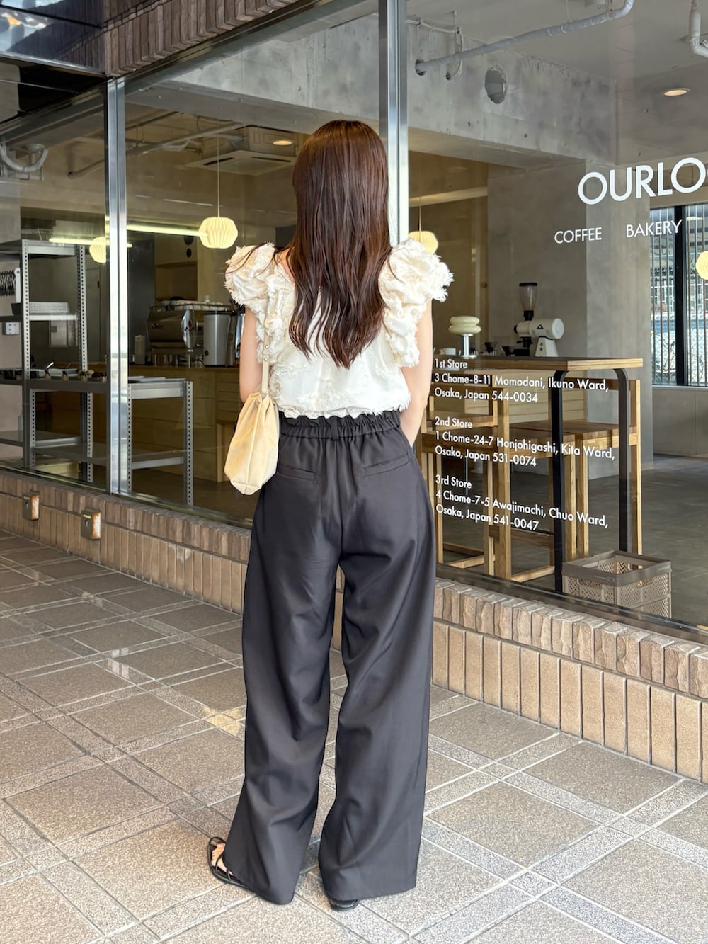 「ジャガード、きれいめカジュアル、夏コーデ、韓国ファッション、お出かけコーデ、フリルパンツ、モノトーン、休日スタイル、ビスチェ、オトナ女子、キレイめ、デートコーデ」｜「CAPRICIEUX LE'MAGEのジャガードパフショルダートップス（シャツ/ブラウス、ホワイト系）」を使った、mana_lemageさん（レディース・161cm）の夏コーディネートの3枚目の写真
