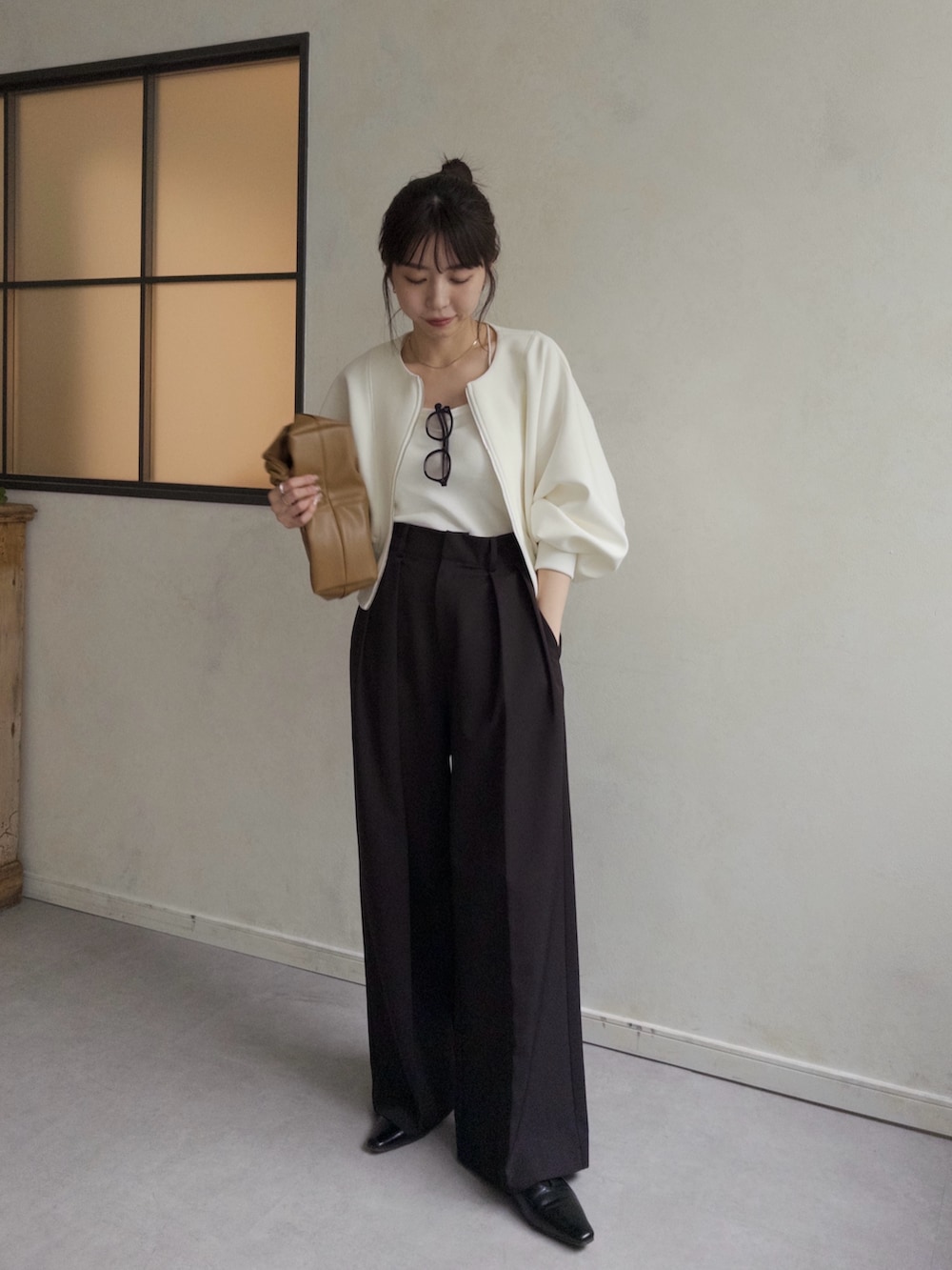 「カーディガン、きれいめカジュアル、ワイドパンツ、モノトーン、大人カジュアル、オトナ女子、シンプルコーデ、休日スタイル」｜「CAPRICIEUX LE'MAGEのWフェイスZIPカーディガン（Tシャツ/カットソー、ホワイト系）」を使った、mana_lemageさん（レディース・161cm）の冬コーディネートの2枚目の写真