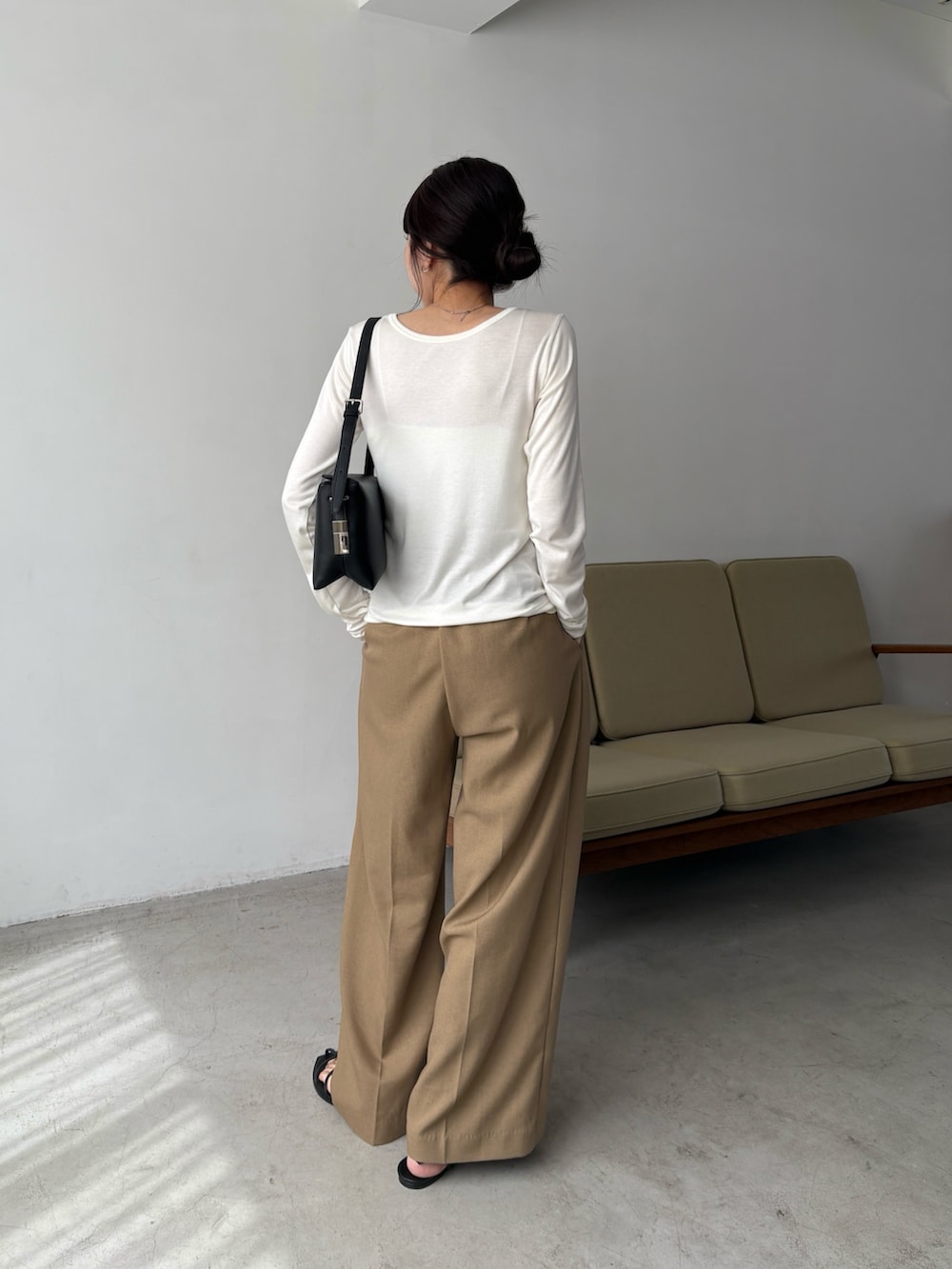 「ロンT、アシンメトリー、ワイドパンツ、淡色コーデ、春コーデ、シアートップス、大人カジュアル、オトナ女子、休日スタイル、シンプルスタイル」｜「CAPRICIEUX LE'MAGEのアシメボタンカーデ風ロンT（Tシャツ/カットソー、ホワイト系）」を使った、mana_lemageさん（レディース・161cm）の春コーディネートの3枚目の写真