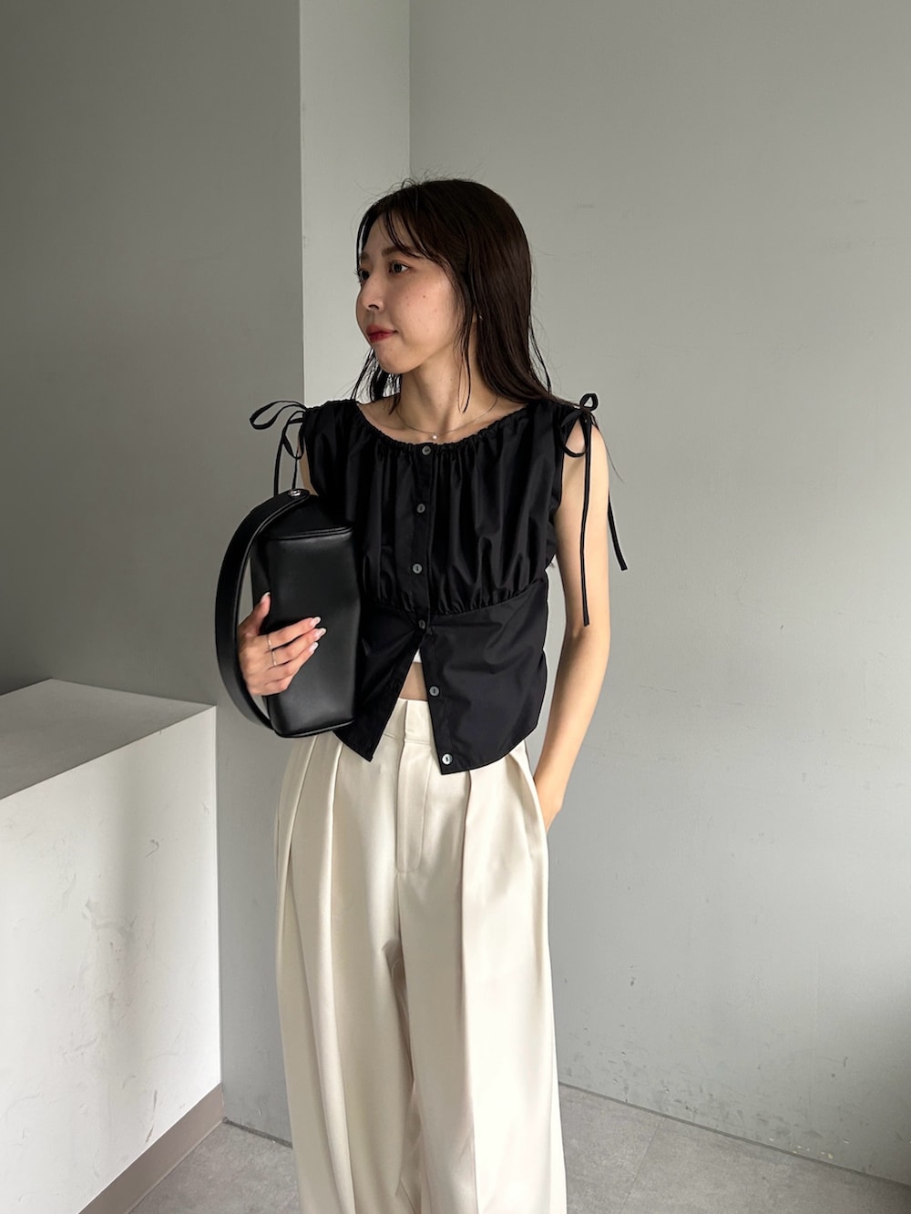 「韓国ファッション、ワイドパンツ、モノトーン、テーマパークコーデ、シンプル、休日スタイル、夏コーデ、大人カジュアル、オトナ女子、ブラウス、リボン」｜「CAPRICIEUX LE'MAGEの袖リボンギャザーブラウス（シャツ/ブラウス、ブラック系）」を使った、mana_lemageさん（レディース・161cm）の夏コーディネートの2枚目の写真