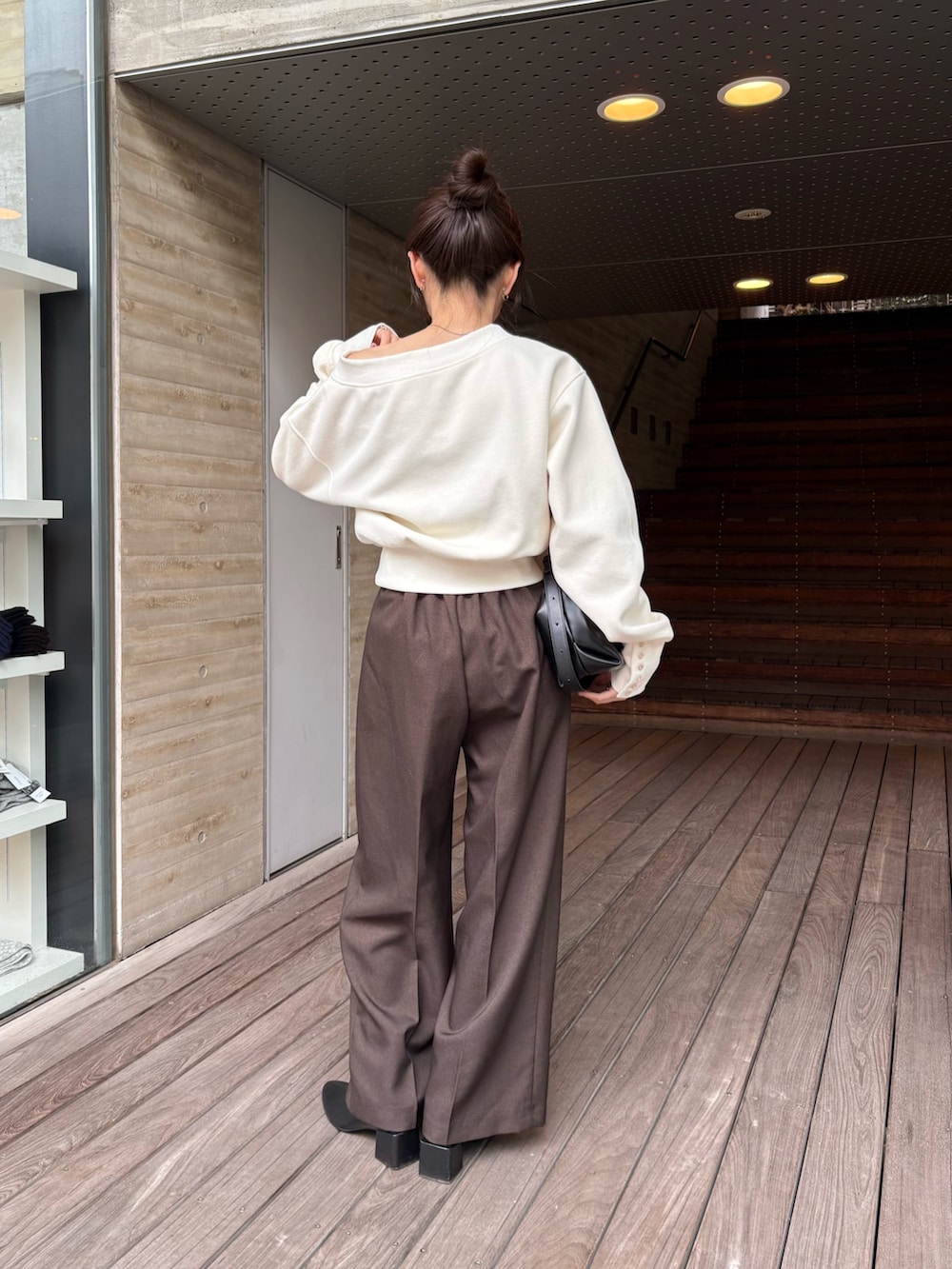 ホワイト系のTシャツ/カットソー、ブラック系のショルダーバッグ、ブラウン系のその他パンツを着用したレディースの秋コーディネートの3枚目の写真