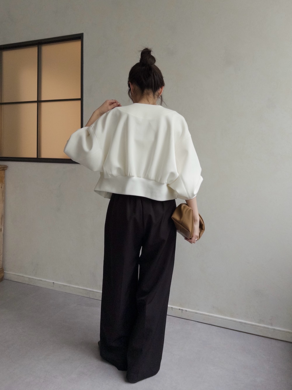 「カーディガン、きれいめカジュアル、ワイドパンツ、モノトーン、大人カジュアル、オトナ女子、シンプルコーデ、休日スタイル」｜「CAPRICIEUX LE'MAGEのWフェイスZIPカーディガン（Tシャツ/カットソー、ホワイト系）」を使った、mana_lemageさん（レディース・161cm）の冬コーディネートの3枚目の写真