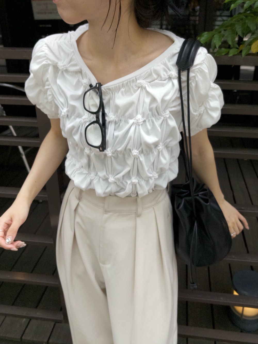 「サンダル、白Tシャツ、夏コーデ、韓国ファッション、ワントーンコーデ、シャーリング、ワイドパンツ、ホワイトコーデ、大人カジュアル、きれいめカジュアル、淡色コーデ、お出かけコーデ」｜「CAPRICIEUX LE'MAGEの【WEB限定カラー/ブラウン登場！】シャーリングホイップTシャツ（Tシャツ/カットソー、ホワイト系）」を使った、mana_lemageさん（レディース・161cm）の夏コーディネートの3枚目の写真