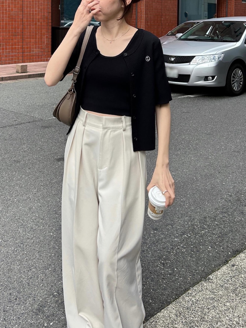 「休日スタイル、韓国ファッション、モノトーン、お出かけコーデ、レイヤードスタイル、きれいめカジュアル、大人カジュアル、オトナ女子、ワイドパンツ、カーディガン」｜「CAPRICIEUX LE'MAGEの【C.L】2SETハーフスリーブカーディガン（カーディガン/ボレロ、ブラック系）」を使った、mana_lemageさん（レディース・161cm）の春コーディネートの2枚目の写真