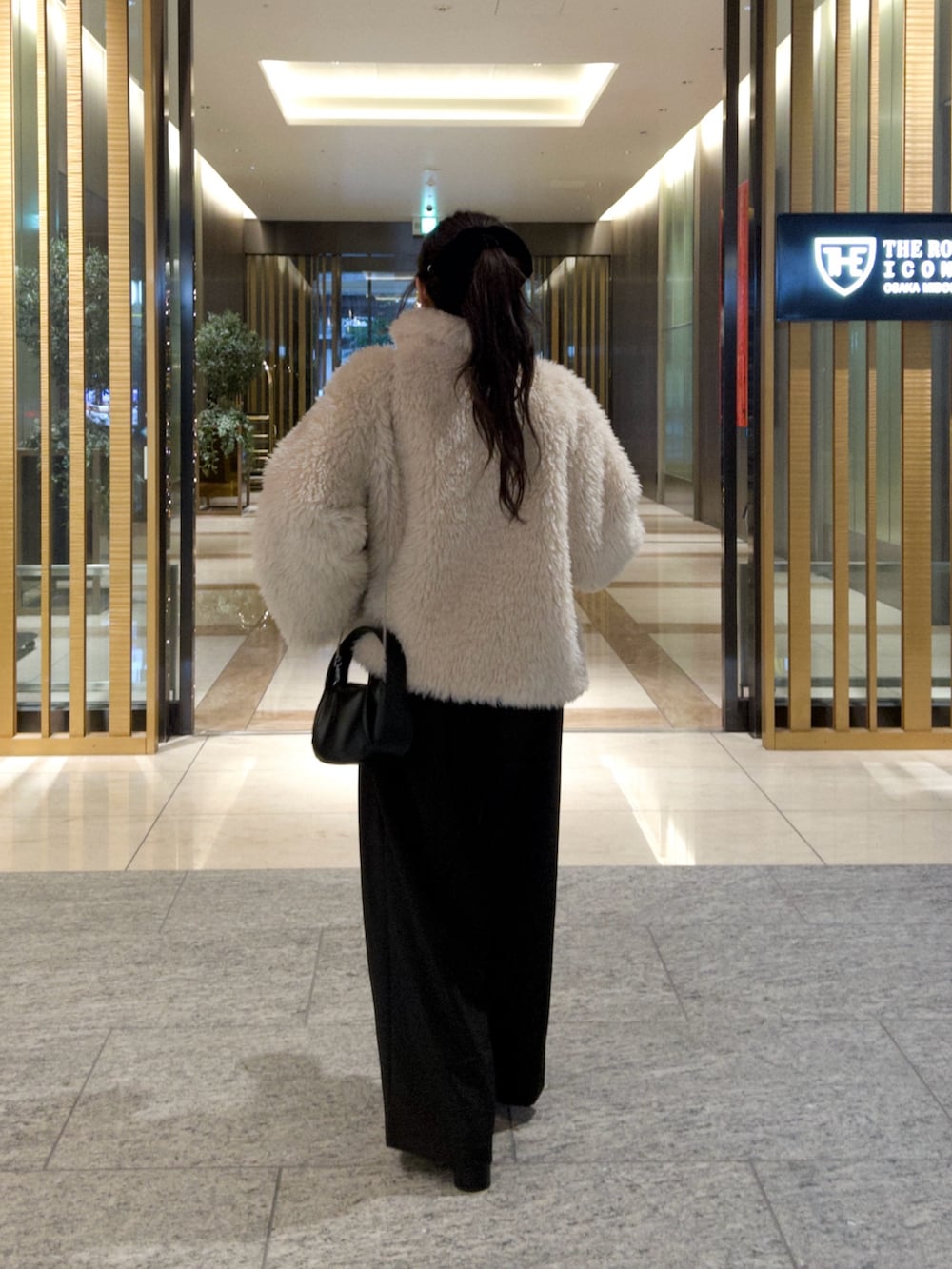 「冬アウター、最近のいい感じコーデ、冬コーデ、きれいめカジュアル、お出かけコーデ、韓国ファッション、モノトーン、クリスマスに着たい服、ファーコート、タックパンツ、クリスマスコーデ」｜「CAPRICIEUX LE'MAGEのエコファーコート（その他アウター、ホワイト系）」を使った、mana_lemageさん（レディース・161cm）の秋コーディネートの3枚目の写真