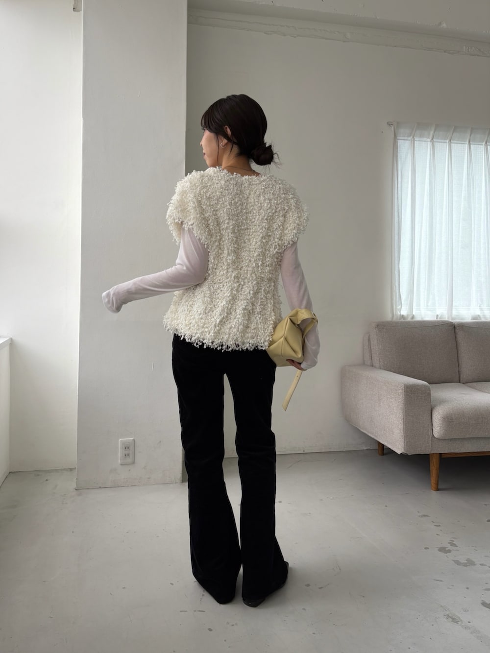 ブラック系のシャツ/ブラウス、ホワイト系のTシャツ/カットソー、ブラック系のローファーを着用したレディースの秋コーディネートの3枚目の写真