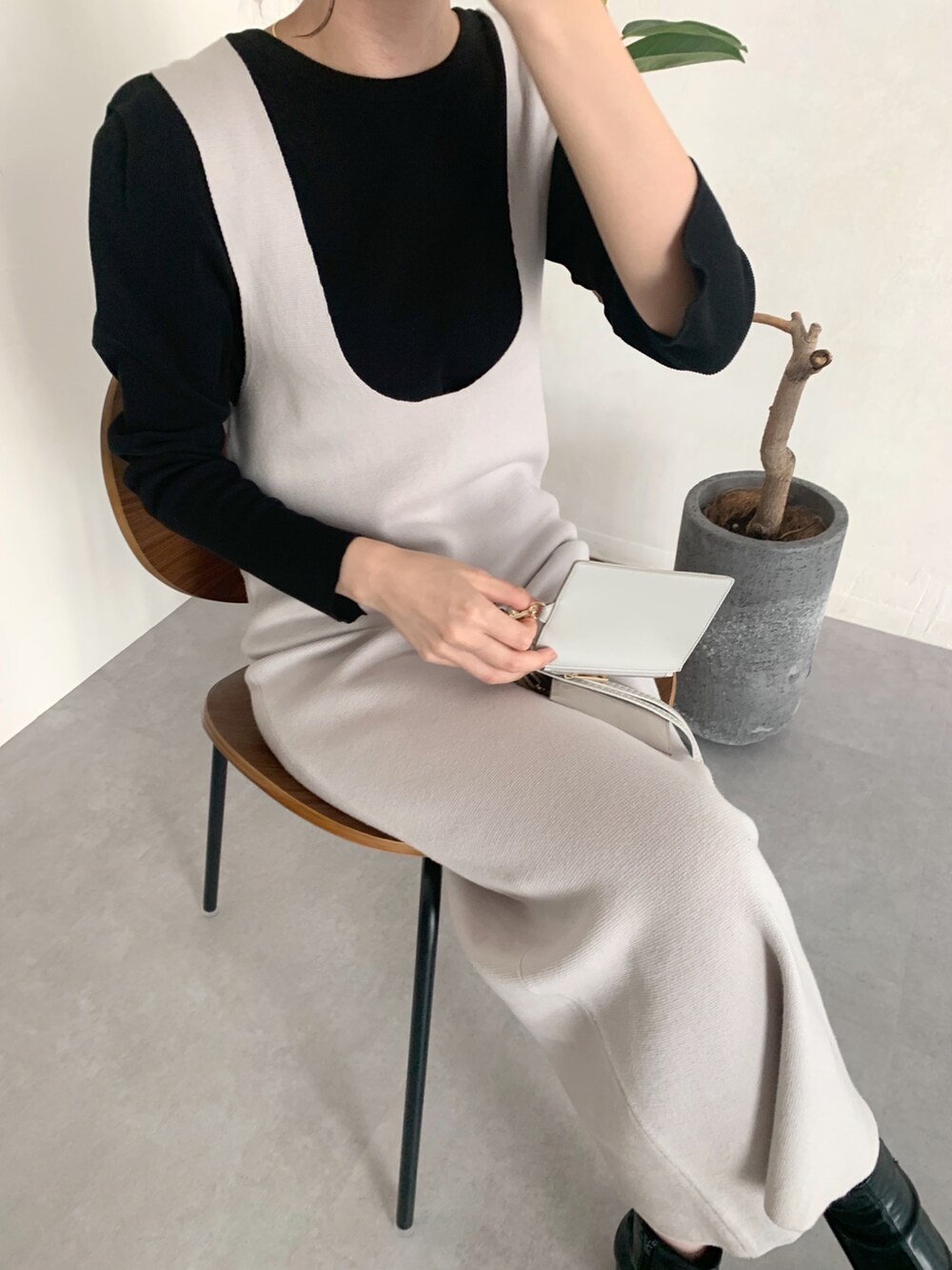 ブラック系のTシャツ/カットソー、ホワイト系のニット/セーター、ホワイト系のワンピースを着用したレディースの冬コーディネートの4枚目の写真