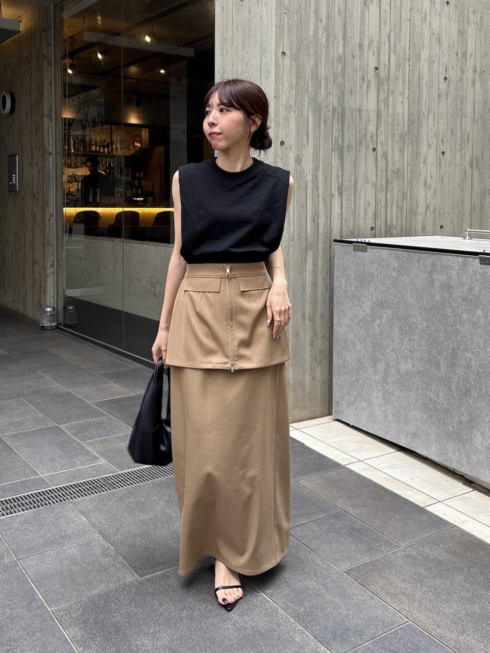 「大人カジュアル、きれいめカジュアル、ノースリーブ、タイトスカート、レイヤードスカート、最近のいい感じコーデ、春夏コーデ、レイヤードスタイル、休日スタイル、お出かけコーデ」｜「CAPRICIEUX LE'MAGEのノースリライトスウェットプルオーバー（Tシャツ/カットソー、ブラック系）」を使った、mana_lemageさん（レディース・161cm）の春コーディネートの2枚目の写真