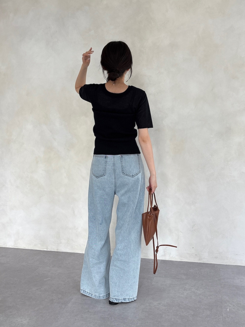 「ワイドパンツ、サンダル、シアートップス、お出かけコーデ、ビスチェ、レイヤードスタイル、デニム、半袖ニット、韓国ファッション、大人カジュアル、オトナ女子」｜「CAPRICIEUX LE'MAGEのビスチェSETシアーニットプルオーバー（ニット/セーター、ブラック系）」を使った、mana_lemageさん（レディース・161cm）の春コーディネートの2枚目の写真