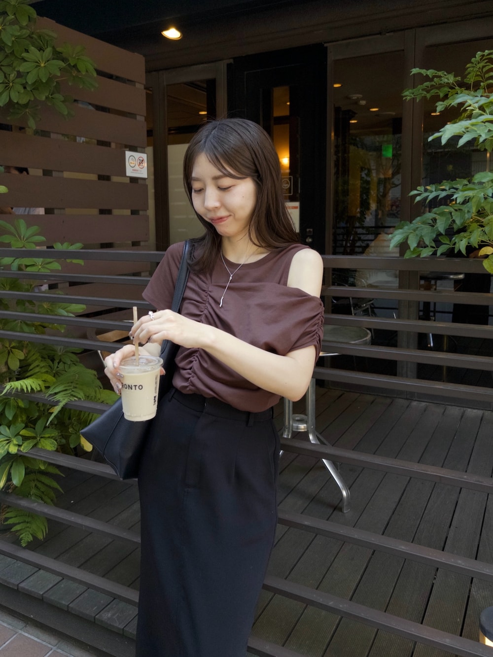 「きれいめカジュアル、夏コーデ、お出かけコーデ、ロングスカート、タイトスカート、ブラウン、Tシャツコーデ、肌見せ、大人カジュアル、アシンメトリー」｜「CAPRICIEUX LE'MAGEの【新色ブラウン登場】アシメギャザーTシャツ（Tシャツ/カットソー、ブラウン系）」を使った、mana_lemageさん（レディース・161cm）の夏コーディネートの2枚目の写真