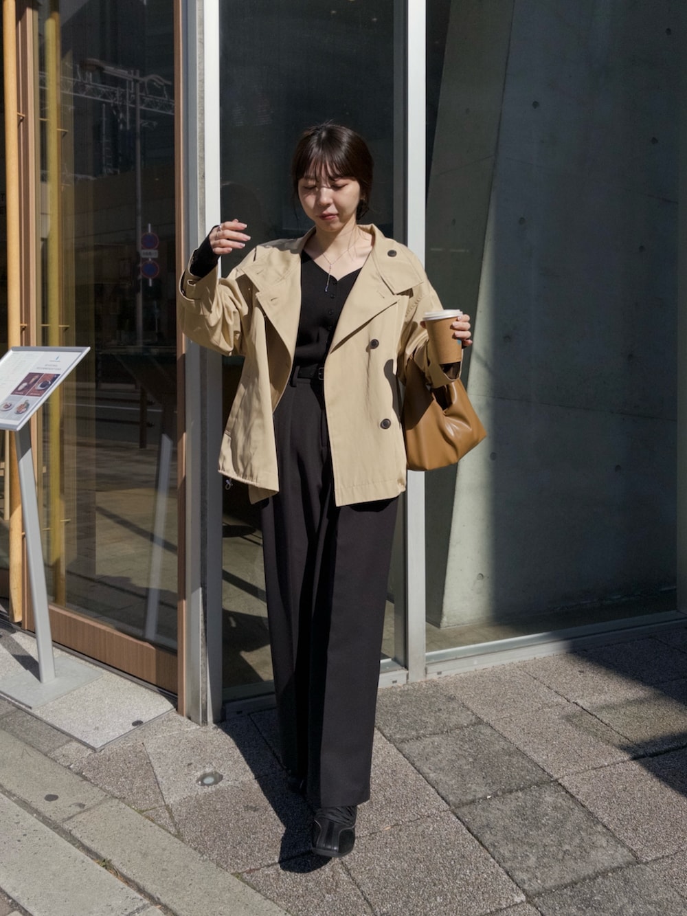 「レイヤードスタイル、きれいめカジュアル、休日スタイル、トレンチコート、ワイドパンツ、大人カジュアル、春ニット、オトナ女子、春服コーデ」|「CAPRICIEUX LE'MAGEの【サイズ展開あり】ミドルトレンチコート(その他アウター、ベージュ系)」を使った、mana_lemageさん(レディース・161cm)の冬コーディネートの2枚目の写真