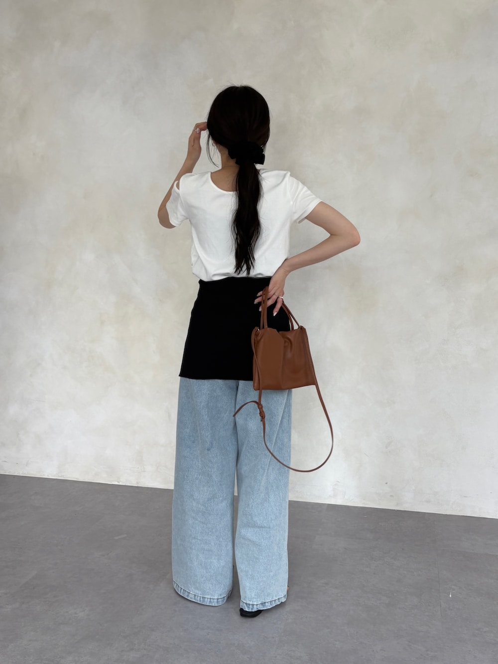 「ワイドパンツ、サンダル、白Tシャツ、お出かけコーデ、レイヤードスタイル、韓国ファッション、デニム、ビスチェ、大人カジュアル、オトナ女子、スリット、夏コーデ」|「CAPRICIEUX LE'MAGEのビスチェSETアシメTシャツ(Tシャツ/カットソー、ホワイト系)」を使った、mana_lemageさん(レディース・161cm)の春コーディネートの3枚目の写真
