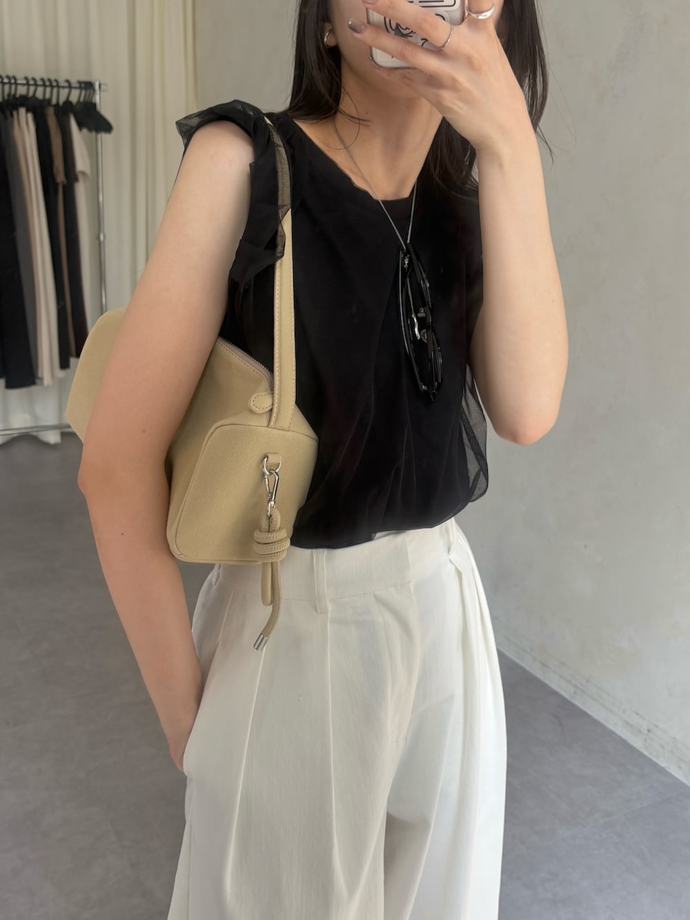 ベージュ系のショルダーバッグ、ブラック系のTシャツ/カットソー、ホワイト系のその他パンツを着用したレディースの夏コーディネートの3枚目の写真