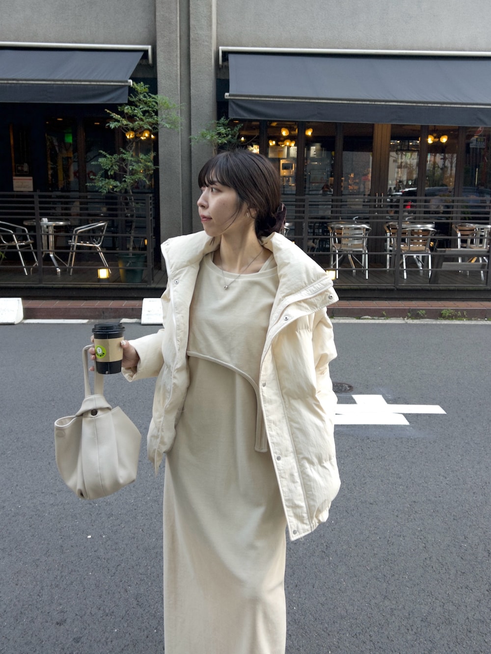 「冬コーデ、クリスマスに着たい服、マイベストコーデ2024、休日スタイル、レイヤードスタイル、淡色コーデ、ワンピース、ベロア、大人カジュアル、オトナ女子」｜「CAPRICIEUX LE'MAGEの【サイズ展開あり】2WAY中綿ミドルコート（その他アウター、ベージュ系）」を使った、mana_lemageさん（レディース・161cm）の冬コーディネートの3枚目の写真