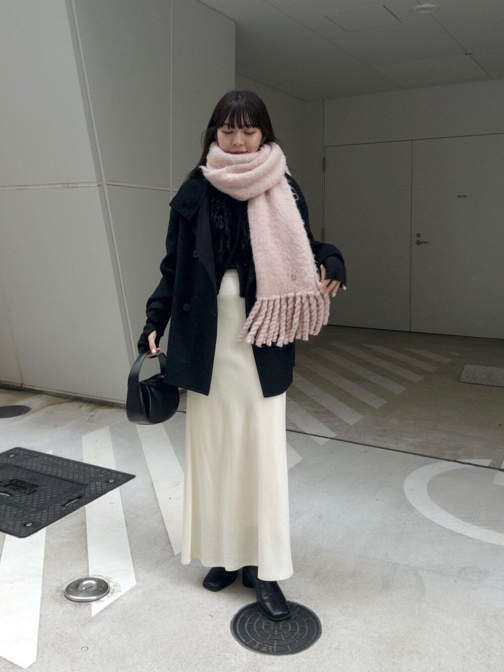 「冬アウター、最近のいい感じコーデ、マフラー、サテンスカート、モノトーンコーデ、ピンク、きれいめカジュアル、お出かけコーデ、冬コーデ、クリスマスに着たい服、マフラーぐるぐる、オトナ女子」|「CAPRICIEUX LE'MAGEの【サイズ展開あり】Wフェイススタンドウールコート(その他アウター、ブラック系)」を使った、mana_lemageさん(レディース・161cm)の秋コーディネートの2枚目の写真