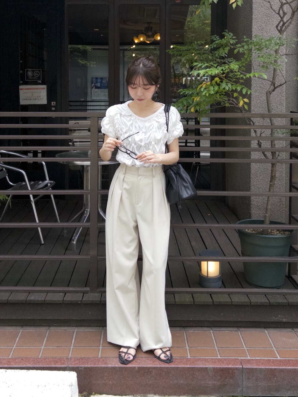 「サンダル、白Tシャツ、夏コーデ、韓国ファッション、ワントーンコーデ、シャーリング、ワイドパンツ、ホワイトコーデ、大人カジュアル、きれいめカジュアル、淡色コーデ、お出かけコーデ」｜「CAPRICIEUX LE'MAGEの【WEB限定カラー/ブラウン登場！】シャーリングホイップTシャツ（Tシャツ/カットソー、ホワイト系）」を使った、mana_lemageさん（レディース・161cm）の夏コーディネートの2枚目の写真